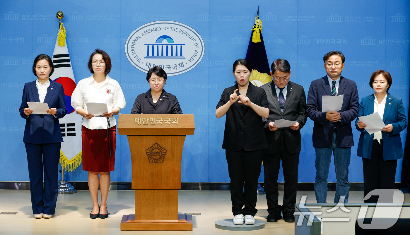 (서울=뉴스1) 안은나 기자 = 김선민 당대표 권한대행을 비롯한 조국혁신당 의원들이 29일 오전 서울 여의도 국회 소통관에서 '반헌법행위조사특별위원회 설치·운영에 관한 특별법안' …