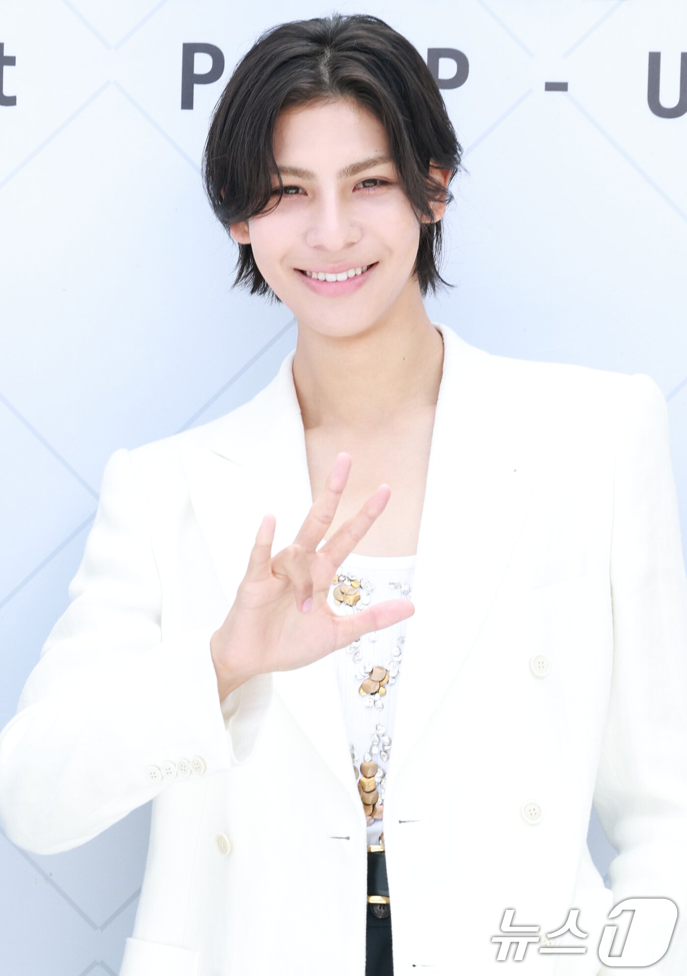 본문 이미지 - ‘일본 국민 아이돌’ 스노우맨(Snow Man) 라울이 29일 오전 서울 성동구 성수동에서 열린 '한여름 속 한겨울' 팝업스토어 오픈 행사에 참석해 인사를 하고 있다. ⓒ News1 권현진 기자