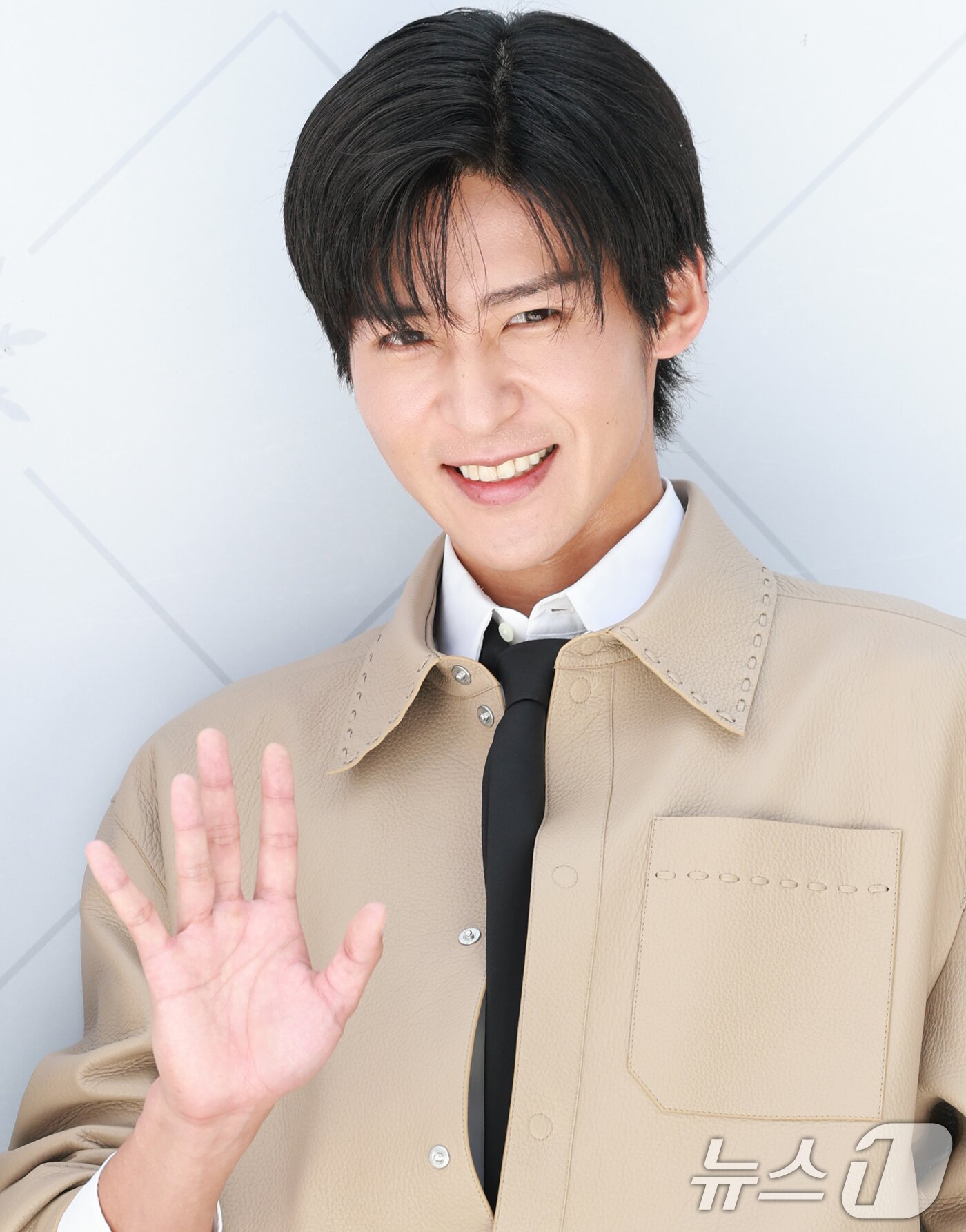 본문 이미지 - ‘일본 국민 아이돌’ 스노우맨(Snow Man) 메구로 렌이 29일 오전 서울 성동구 성수동에서 열린 '한여름 속 한겨울' 팝업스토어 오픈 행사에 참석해 달콤한 인사를 하고 있다. ⓒ News1 권현진 기자