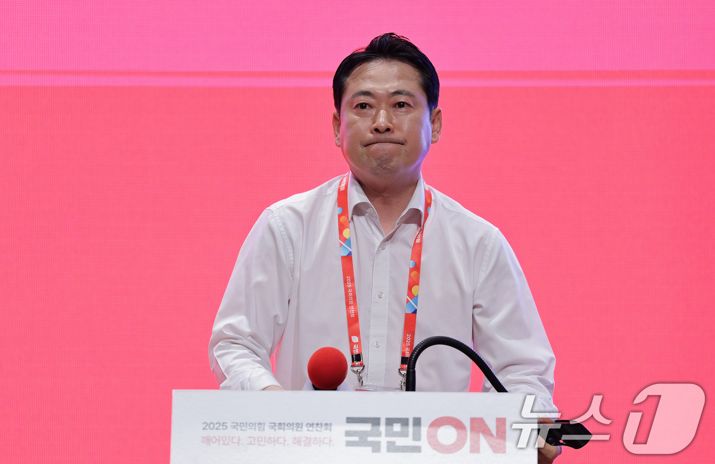 (인천=뉴스1) 신웅수 기자 = 장동혁 국민의힘 대표가 29일 오전 인천 중구 인천국제공항공사 인재개발원에서 열린 국민의힘 연찬회에서 생각에 잠겨 있다. 2025.8.29/뉴스1