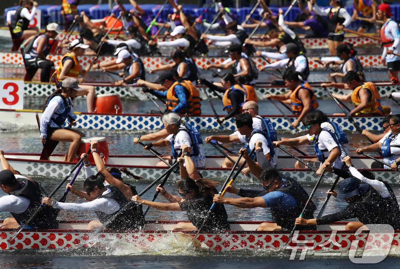 (부산=뉴스1) 윤일지 기자 = 29일 부산 수영강 APEC 나루공원 일원에서 열린 제13회 코리아오픈 부산국제드래곤보트대회에서 각국 선수들이 힘차게 노를 저으며 질주하고 있다.3 …