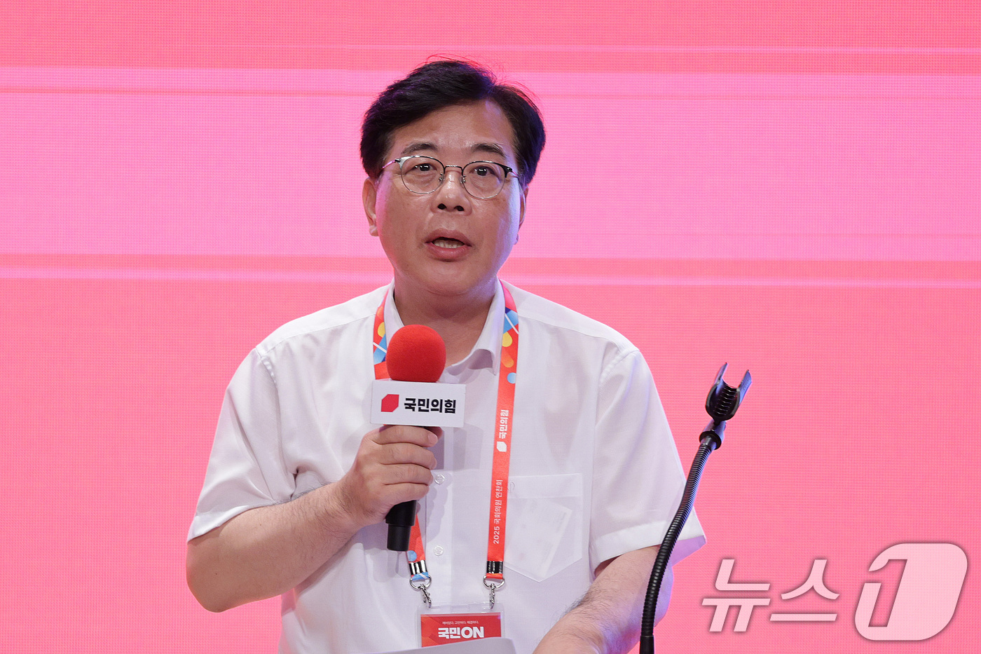 (인천=뉴스1) 신웅수 기자 = 송언석 국민의힘 원내대표가 29일 오전 인천 중구 인천국제공항공사 인재개발원에서 열린 국민의힘 연찬회에서 마무리 발언을 하고 있다. 2025.8.2 …