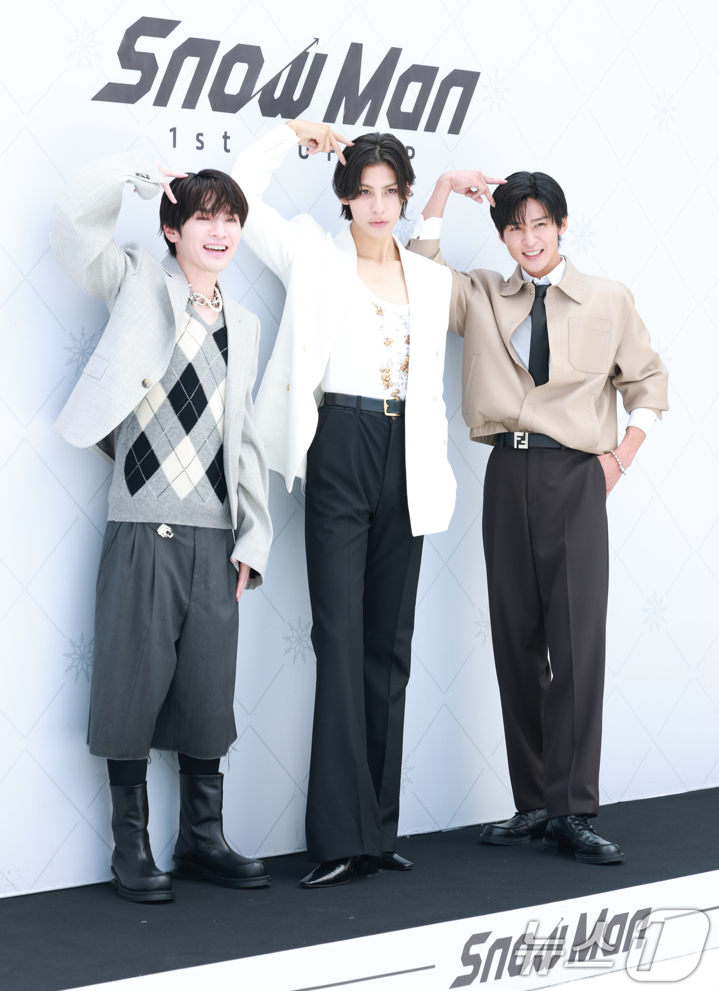 (서울=뉴스1) 권현진 기자 = ‘일본 국민 아이돌’ 스노우맨(Snow Man) 후카자와 타츠야(왼쪽부터)와 라울, 메구로 렌이 29일 오전 서울 성동구 성수동에서 열린 '한여름 …