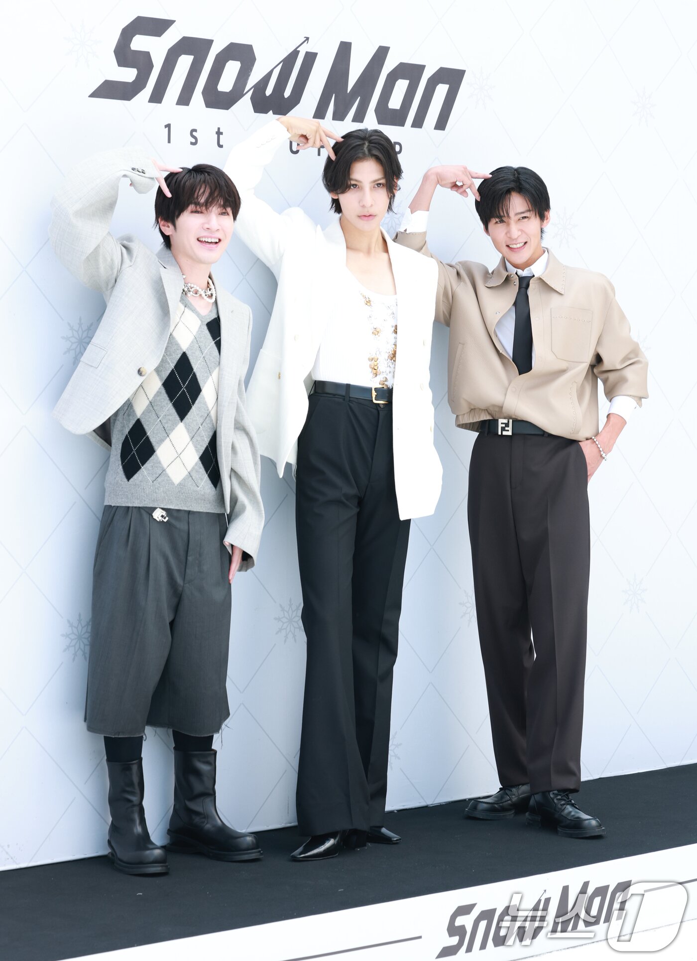 본문 이미지 - ‘일본 국민 아이돌’ 스노우맨(Snow Man) 후카자와 타츠야(왼쪽부터)와 라울, 메구로 렌이 29일 오전 서울 성동구 성수동에서 열린 '한여름 속 한겨울' 팝업스토어 오픈 행사에 참석해 포즈를 취하고 있다. ⓒ News1 권현진 기자