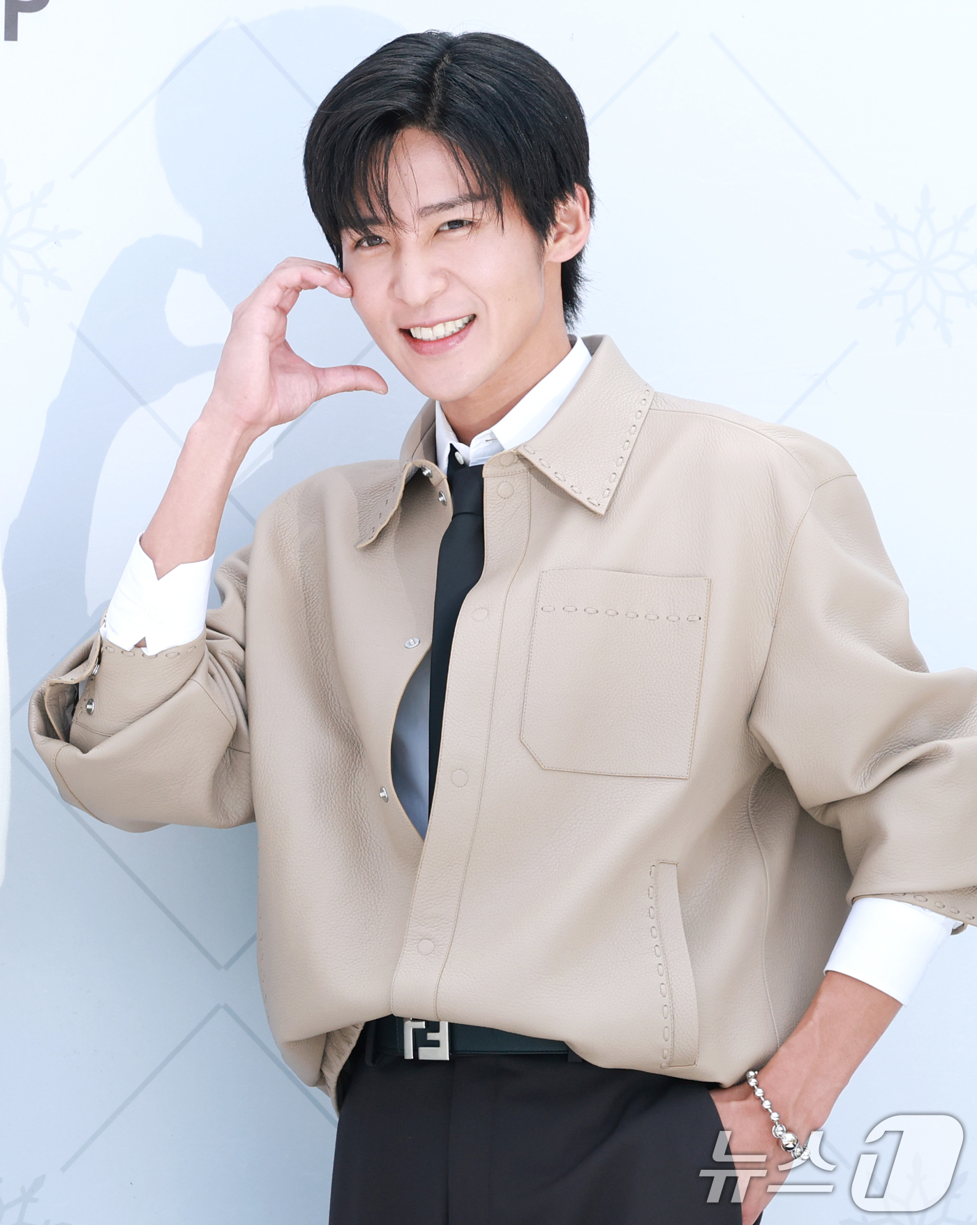 (서울=뉴스1) 권현진 기자 = ‘일본 국민 아이돌’ 스노우맨(Snow Man) 메구로 렌이 29일 오전 서울 성동구 성수동에서 열린 '한여름 속 한겨울' 팝업스토어 오픈 행사에 …