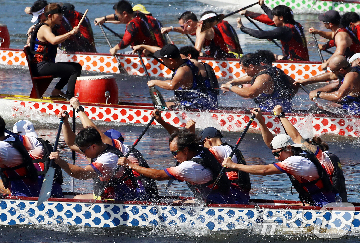 (부산=뉴스1) 윤일지 기자 = 29일 부산 수영강 APEC 나루공원 일원에서 열린 제13회 코리아오픈 부산국제드래곤보트대회에서 각국 선수들이 힘차게 노를 저으며 질주하고 있다.3 …
