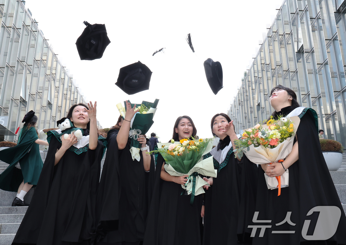 (서울=뉴스1) 장수영 기자 = 이화여대 2024학년도 후기 학위수여식이 진행된 29일 서울 서대문구 이화여대에서 졸업생들이 학사모를 던지고 있다. 2025.8.29/뉴스1