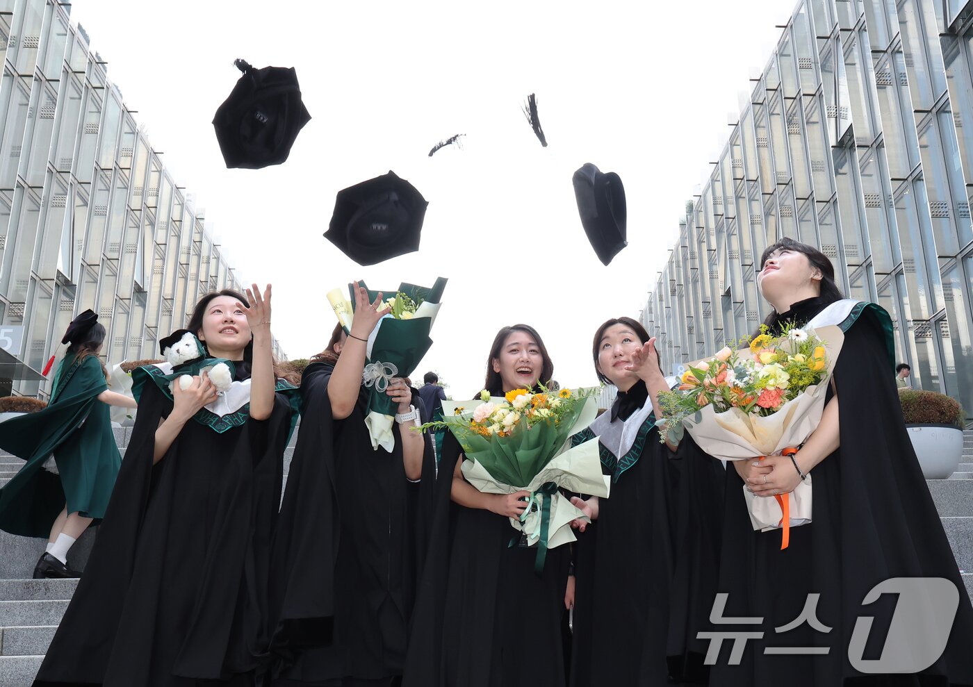 본문 이미지 - 이화여대 2024학년도 후기 학위수여식이 진행된 29일 서울 서대문구 이화여대에서 졸업생들이 학사모를 던지고 있다. 2025.8.29/뉴스1 ⓒ News1 장수영 기자