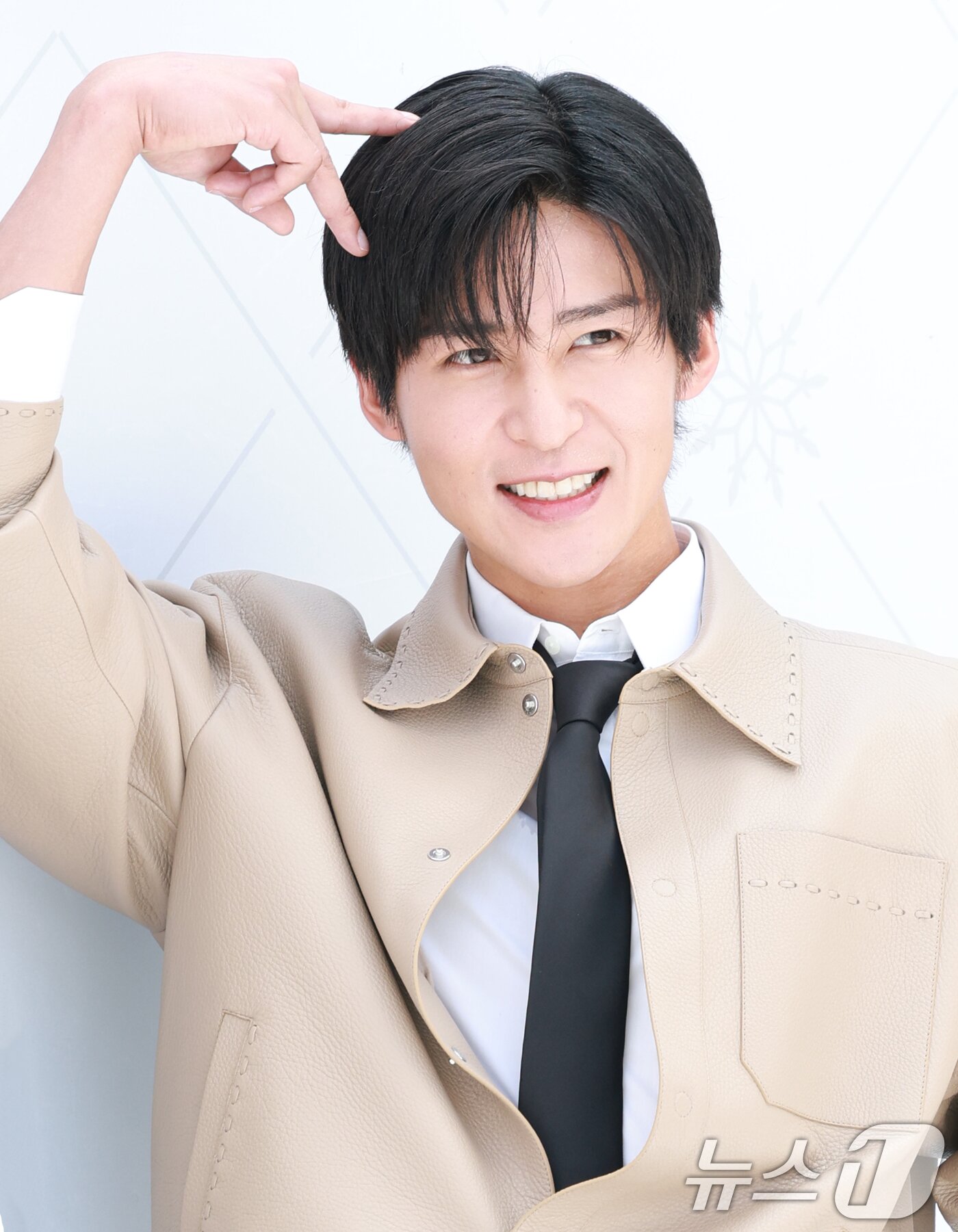 본문 이미지 - ‘일본 국민 아이돌’ 스노우맨(Snow Man) 메구로 렌이 29일 오전 서울 성동구 성수동에서 열린 '한여름 속 한겨울' 팝업스토어 오픈 행사에 참석해 포즈를 취하고 있다. ⓒ News1 권현진 기자