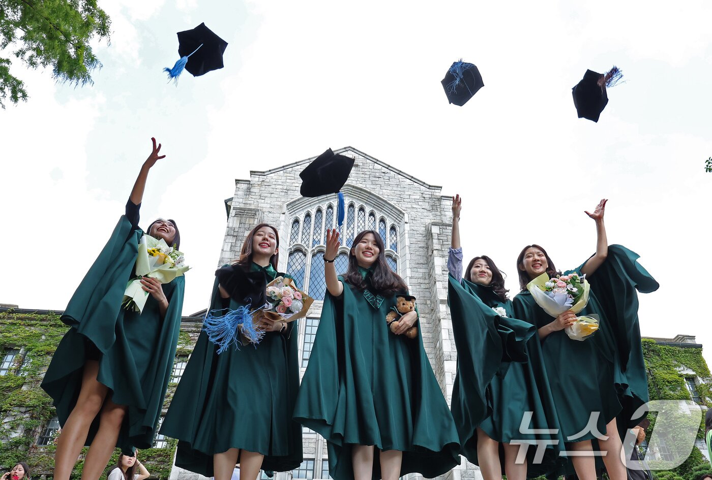 본문 이미지 - 이화여대 2024학년도 후기 학위수여식이 진행된 29일 서울 서대문구 이화여대에서 졸업생들이 학사모를 던지고 있다. 2025.8.29/뉴스1 ⓒ News1 장수영 기자