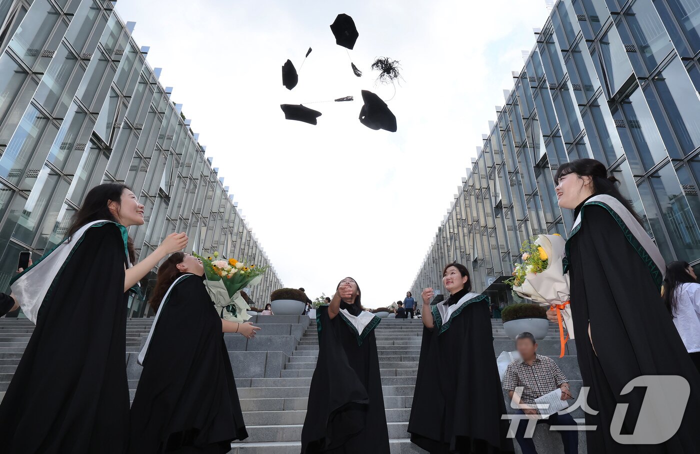 본문 이미지 - 이화여대 2024학년도 후기 학위수여식이 진행된 29일 서울 서대문구 이화여대에서 졸업생들이 학사모를 던지고 있다. 2025.8.29/뉴스1 ⓒ News1 장수영 기자