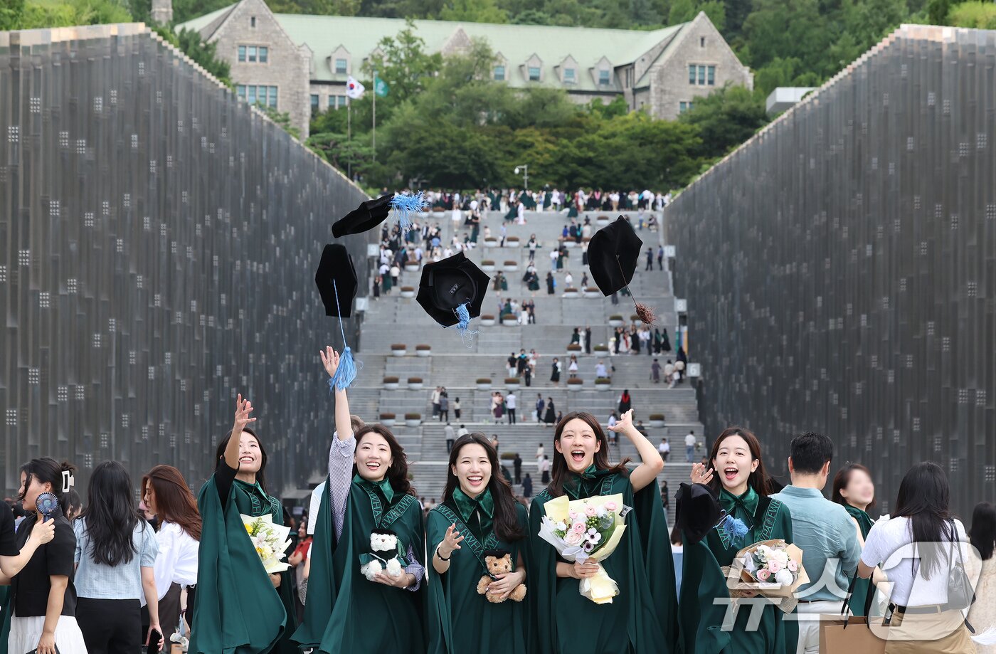본문 이미지 - 이화여대 2024학년도 후기 학위수여식이 진행된 29일 서울 서대문구 이화여대에서 졸업생들이 학사모를 던지고 있다. 2025.8.29/뉴스1 ⓒ News1 장수영 기자