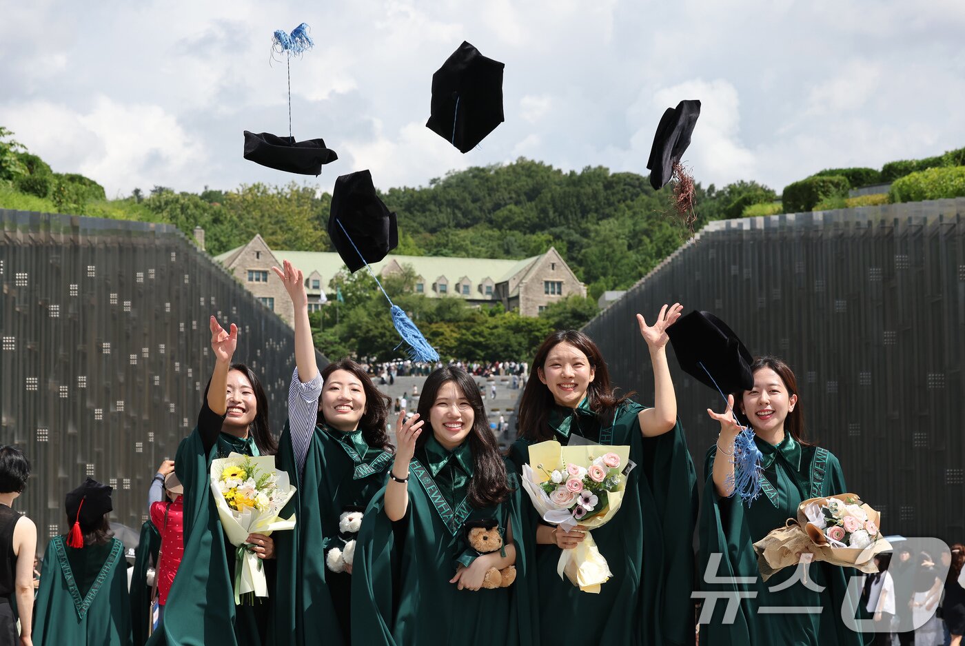 본문 이미지 - 이화여대 2024학년도 후기 학위수여식이 진행된 29일 서울 서대문구 이화여대에서 졸업생들이 학사모를 던지고 있다. 2025.8.29/뉴스1 ⓒ News1 장수영 기자