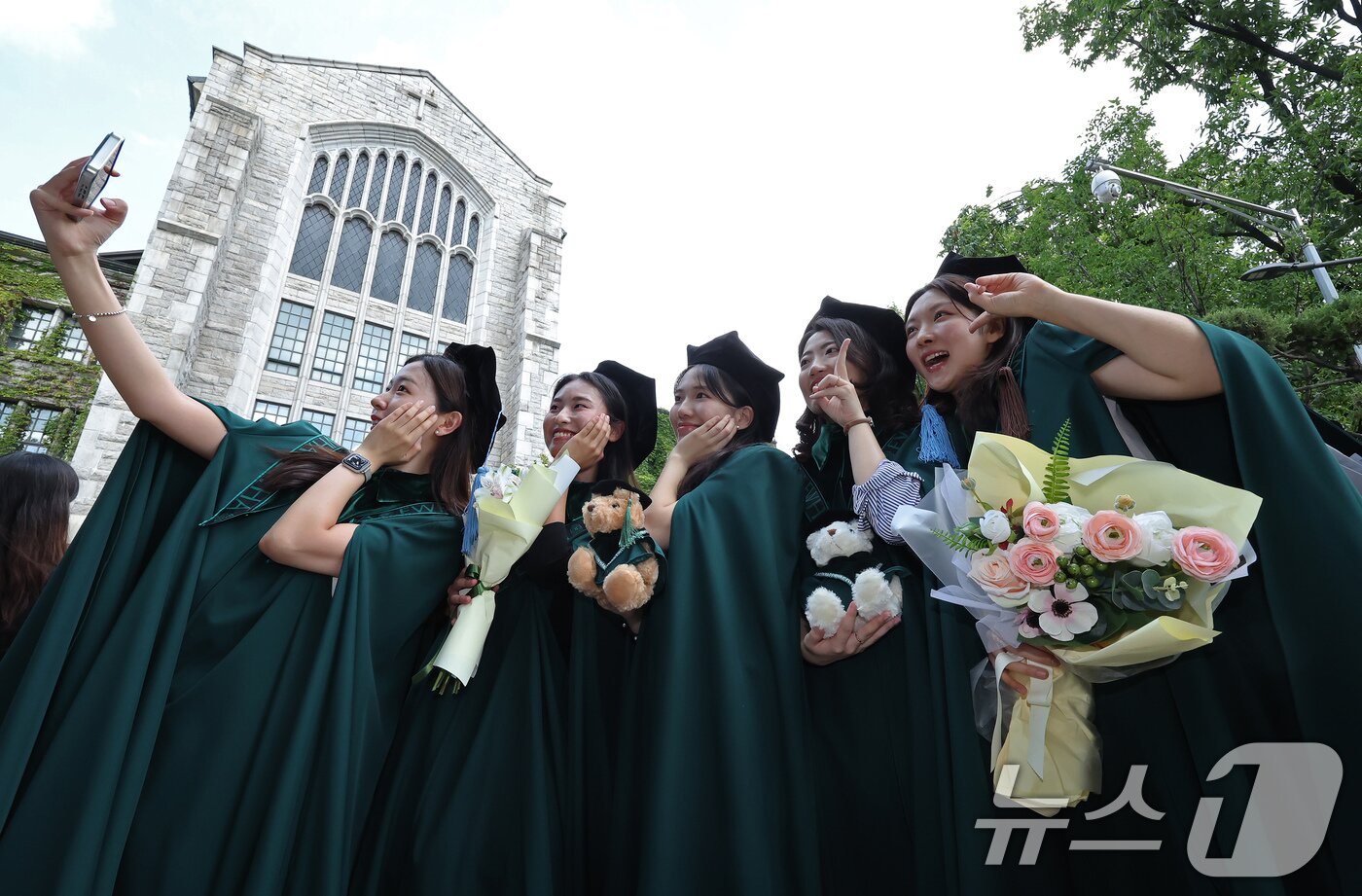 본문 이미지 - 이화여대 2024학년도 후기 학위수여식이 진행된 29일 서울 서대문구 이화여대에서 졸업생들이 기념사진으로 추억을 남기고 있다. 2025.8.29/뉴스1 ⓒ News1 장수영 기자