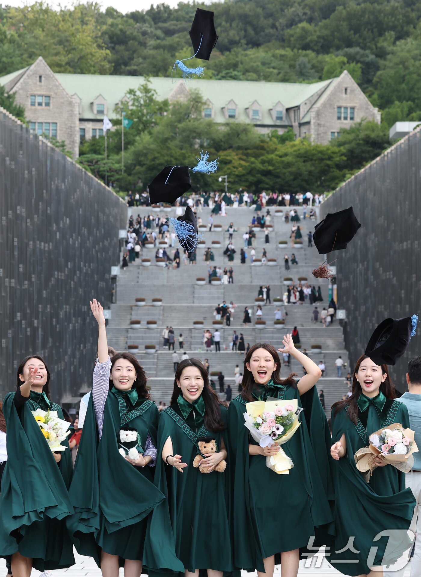 본문 이미지 - 이화여대 2024학년도 후기 학위수여식이 진행된 29일 서울 서대문구 이화여대에서 졸업생들이 학사모를 던지고 있다. 2025.8.29/뉴스1 ⓒ News1 장수영 기자
