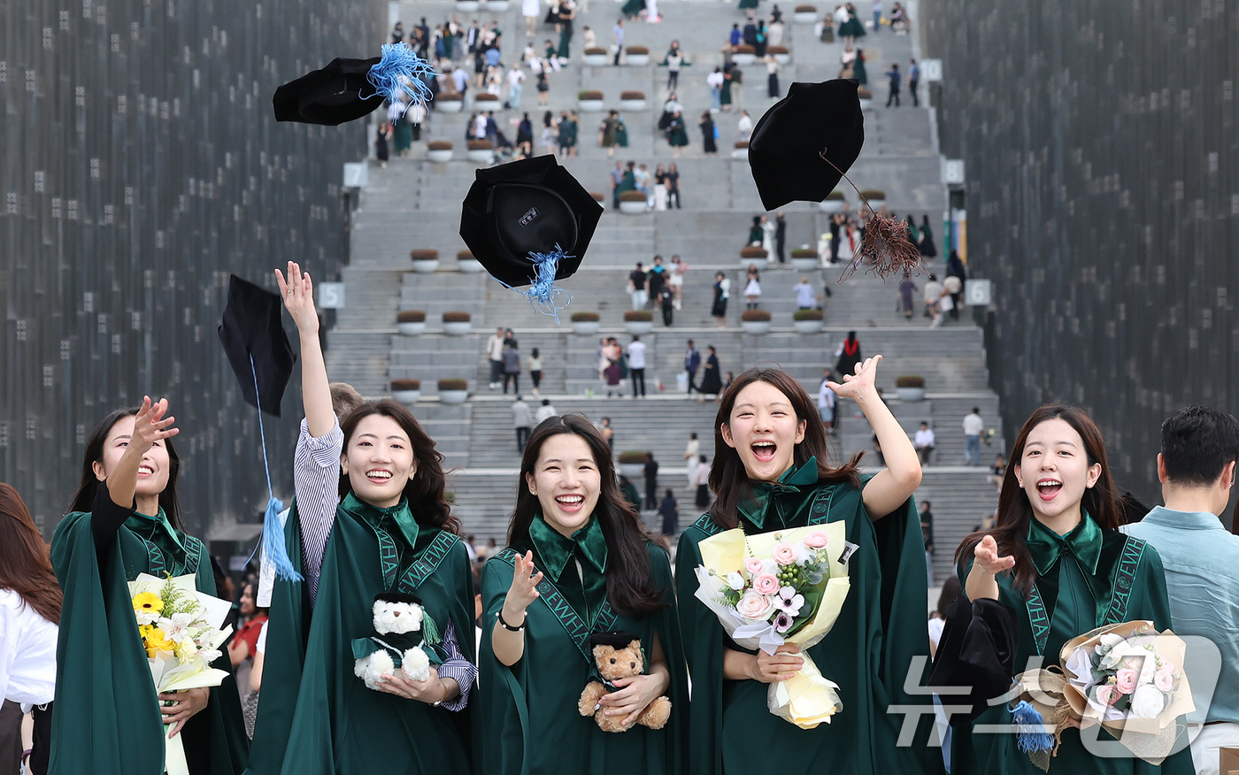 (서울=뉴스1) 장수영 기자 = 이화여대 2024학년도 후기 학위수여식이 진행된 29일 서울 서대문구 이화여대에서 졸업생들이 학사모를 던지고 있다. 2025.8.29/뉴스1