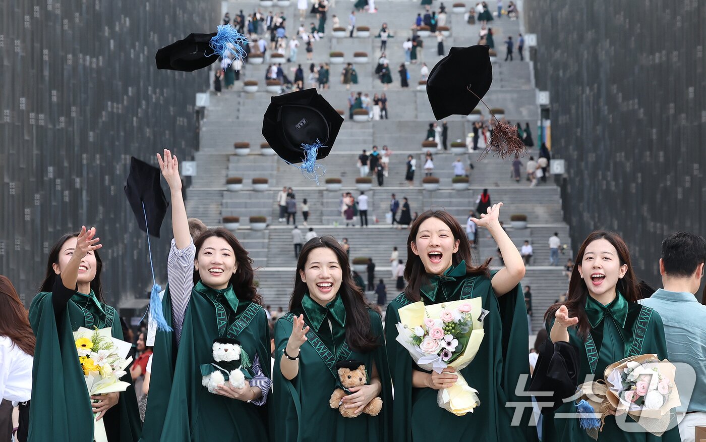 본문 이미지 - 이화여대 2024학년도 후기 학위수여식이 진행된 29일 서울 서대문구 이화여대에서 졸업생들이 학사모를 던지고 있다. 2025.8.29/뉴스1 ⓒ News1 장수영 기자