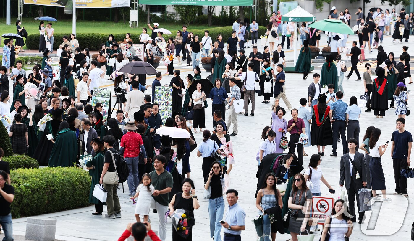 본문 이미지 - 이화여대 2024학년도 후기 학위수여식이 진행된 29일 서울 서대문구 이화여대 교정이 졸업생들과 가족 들로 북적이고 있다. 2025.8.29/뉴스1 ⓒ News1 장수영 기자