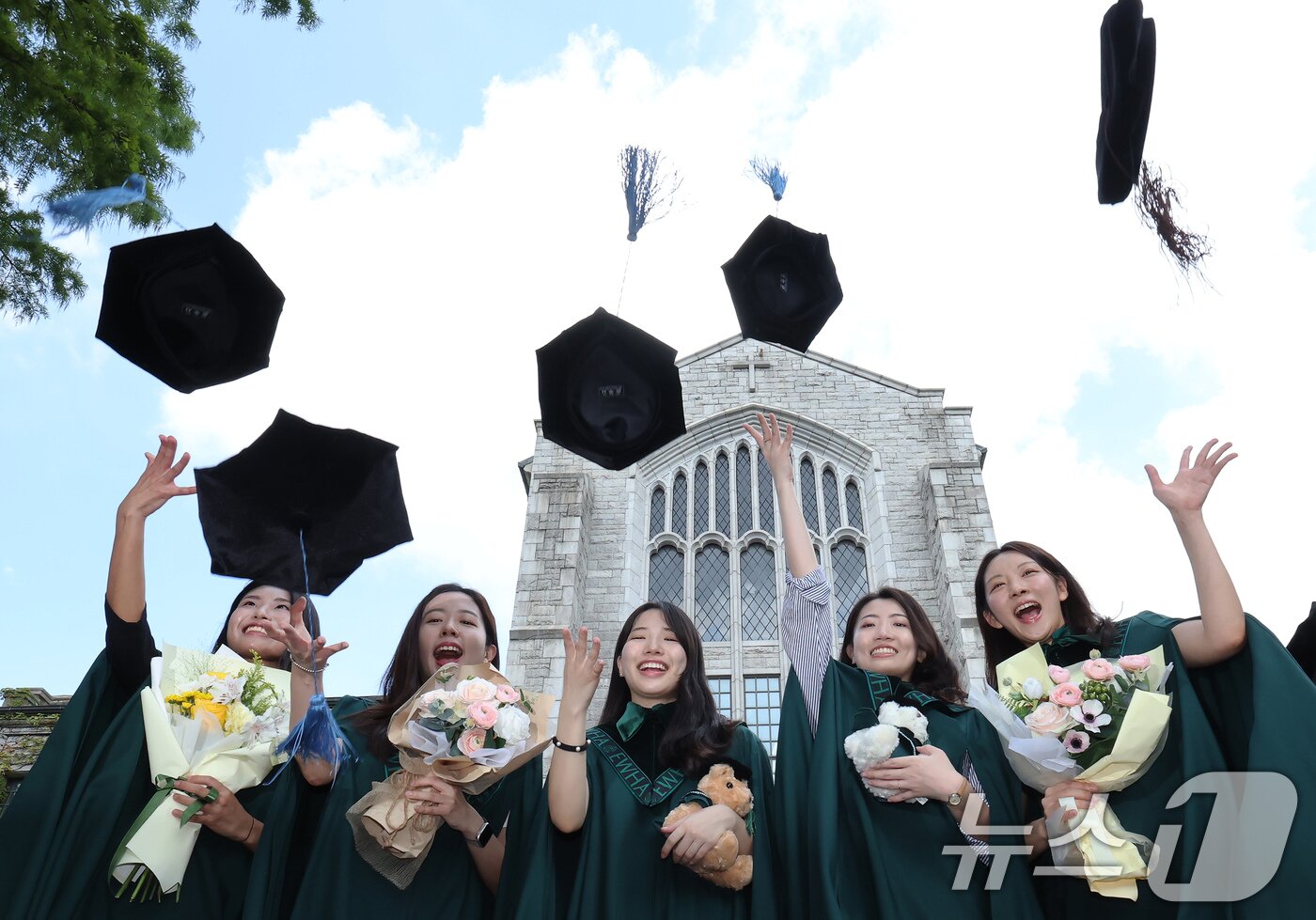 본문 이미지 - 이화여대 2024학년도 후기 학위수여식이 진행된 29일 서울 서대문구 이화여대에서 졸업생들이 학사모를 던지고 있다. 2025.8.29/뉴스1 ⓒ News1 장수영 기자