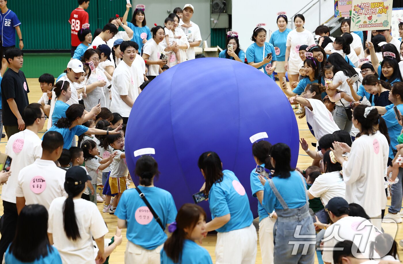 본문 이미지 - 29일 성남 중원구 성남실내체육관에서 열린 '제2회 아장아장 운동회'에 참가한 학부모들과 아이들이 공굴리기 놀이를 하며 즐거운 시간을 보내고 있다. 2025.8.29/뉴스1 ⓒ News1 김민지 기자