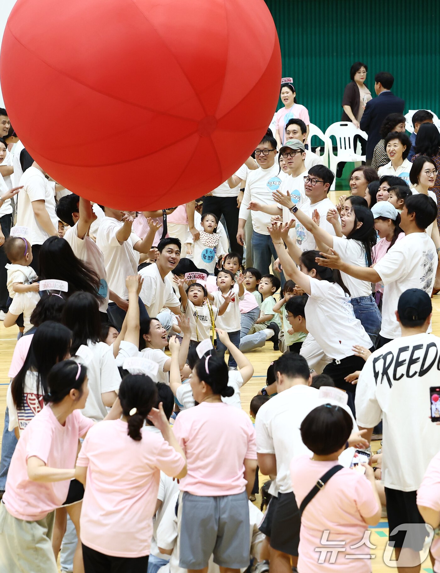 본문 이미지 - 29일 성남 중원구 성남실내체육관에서 열린 '제2회 아장아장 운동회'에 참가한 학부모들과 아이들이 공굴리기 놀이를 하며 즐거운 시간을 보내고 있다. 2025.8.29/뉴스1 ⓒ News1 김민지 기자