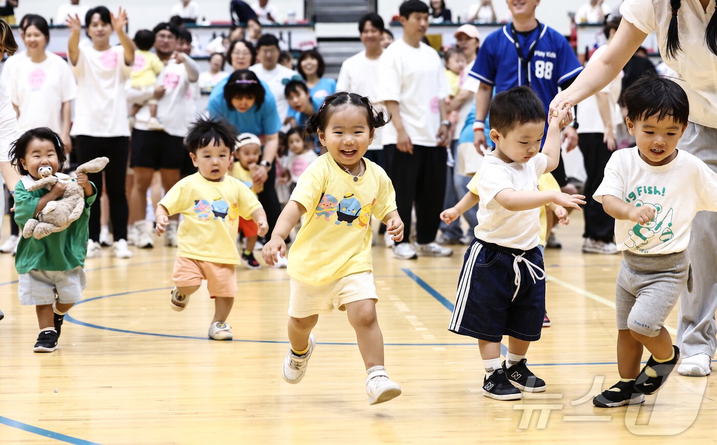 본문 이미지 - 29일 성남 중원구 성남실내체육관에서 열린 '제2회 아장아장 운동회'에 참가한 어린이들이 달리기를 하며 즐거운 시간을 보내고 있다. 2025.8.29/뉴스1 ⓒ News1 김민지 기자