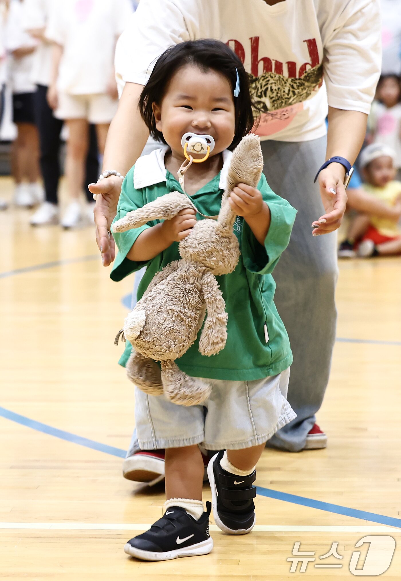 본문 이미지 - 29일 성남 중원구 성남실내체육관에서 열린 '제2회 아장아장 운동회'에 참가한 어린이들이 달리기를 하며 즐거운 시간을 보내고 있다. 2025.8.29/뉴스1 ⓒ News1 김민지 기자