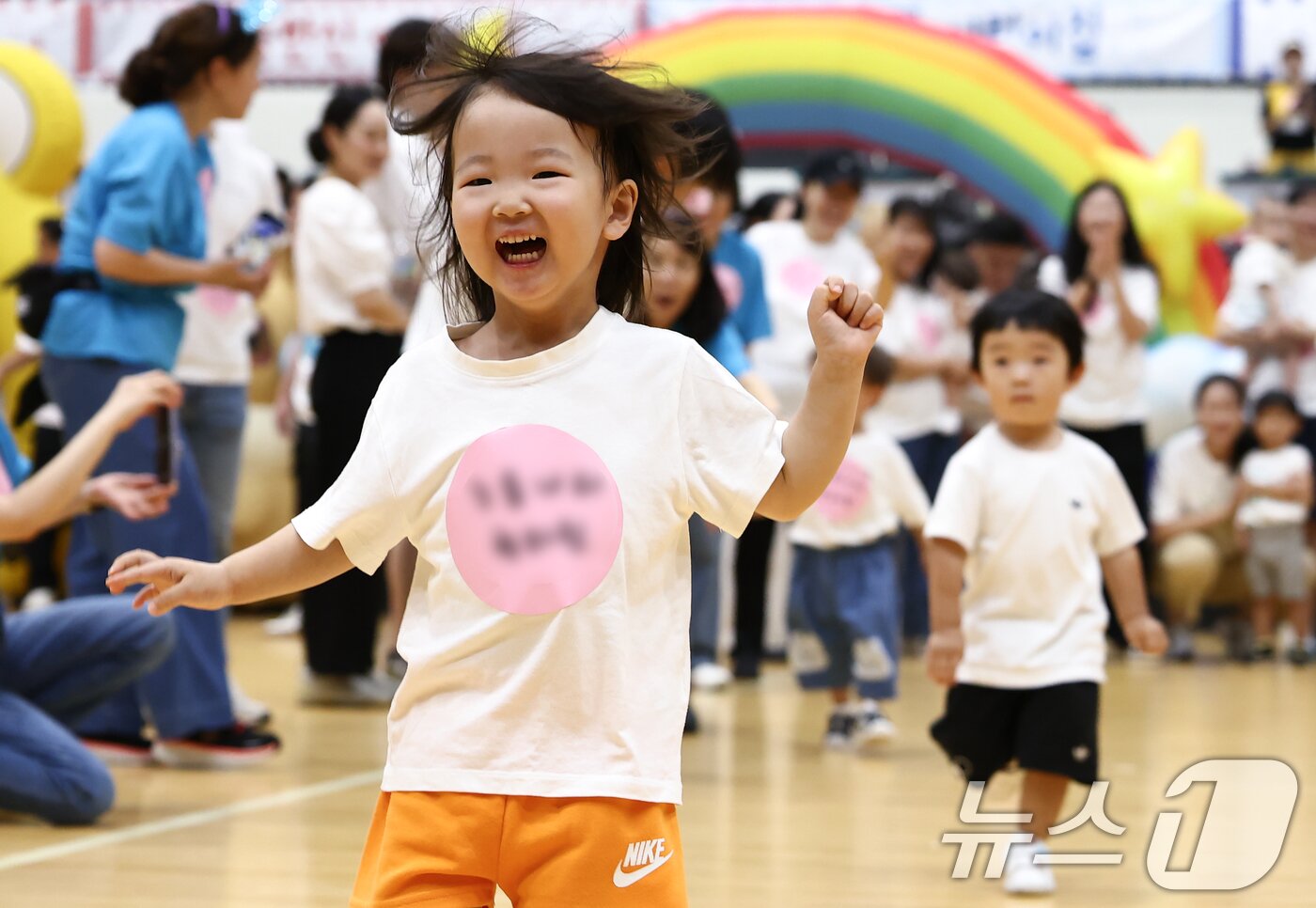 본문 이미지 - 29일 성남 중원구 성남실내체육관에서 열린 '제2회 아장아장 운동회'에 참가한 어린이들이 달리기를 하며 즐거운 시간을 보내고 있다. 2025.8.29/뉴스1 ⓒ News1 김민지 기자
