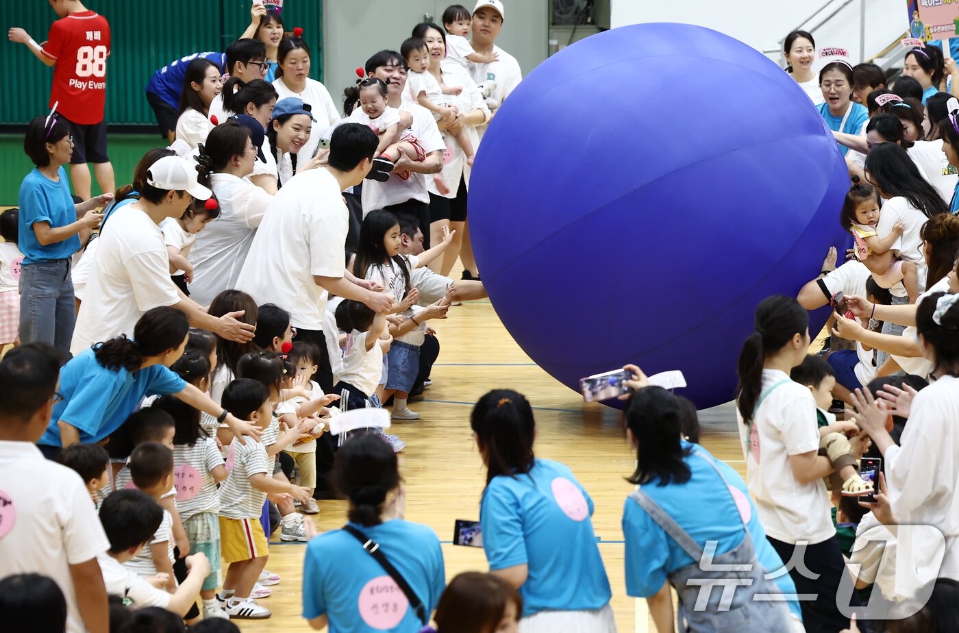 본문 이미지 - 29일 성남 중원구 성남실내체육관에서 열린 '제2회 아장아장 운동회'에 참가한 학부모들과 아이들이 공굴리기 놀이를 하며 즐거운 시간을 보내고 있다. 2025.8.29/뉴스1 ⓒ News1 김민지 기자
