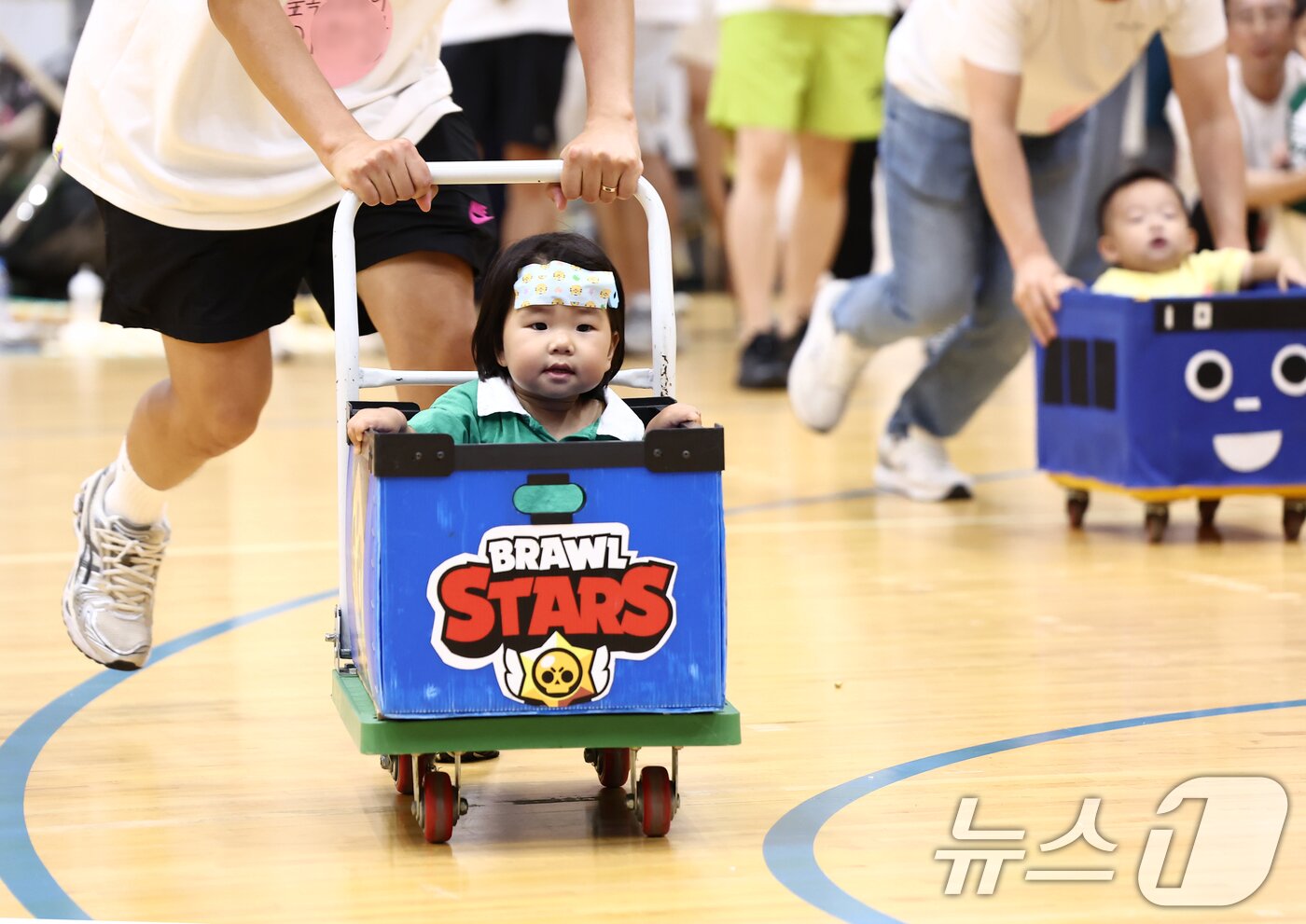 본문 이미지 - 29일 성남 중원구 성남실내체육관에서 열린 '제2회 아장아장 운동회'에 참가한 학부모들과 아이들이 즐거운 시간을 보내고 있다. 2025.8.29/뉴스1 ⓒ News1 김민지 기자