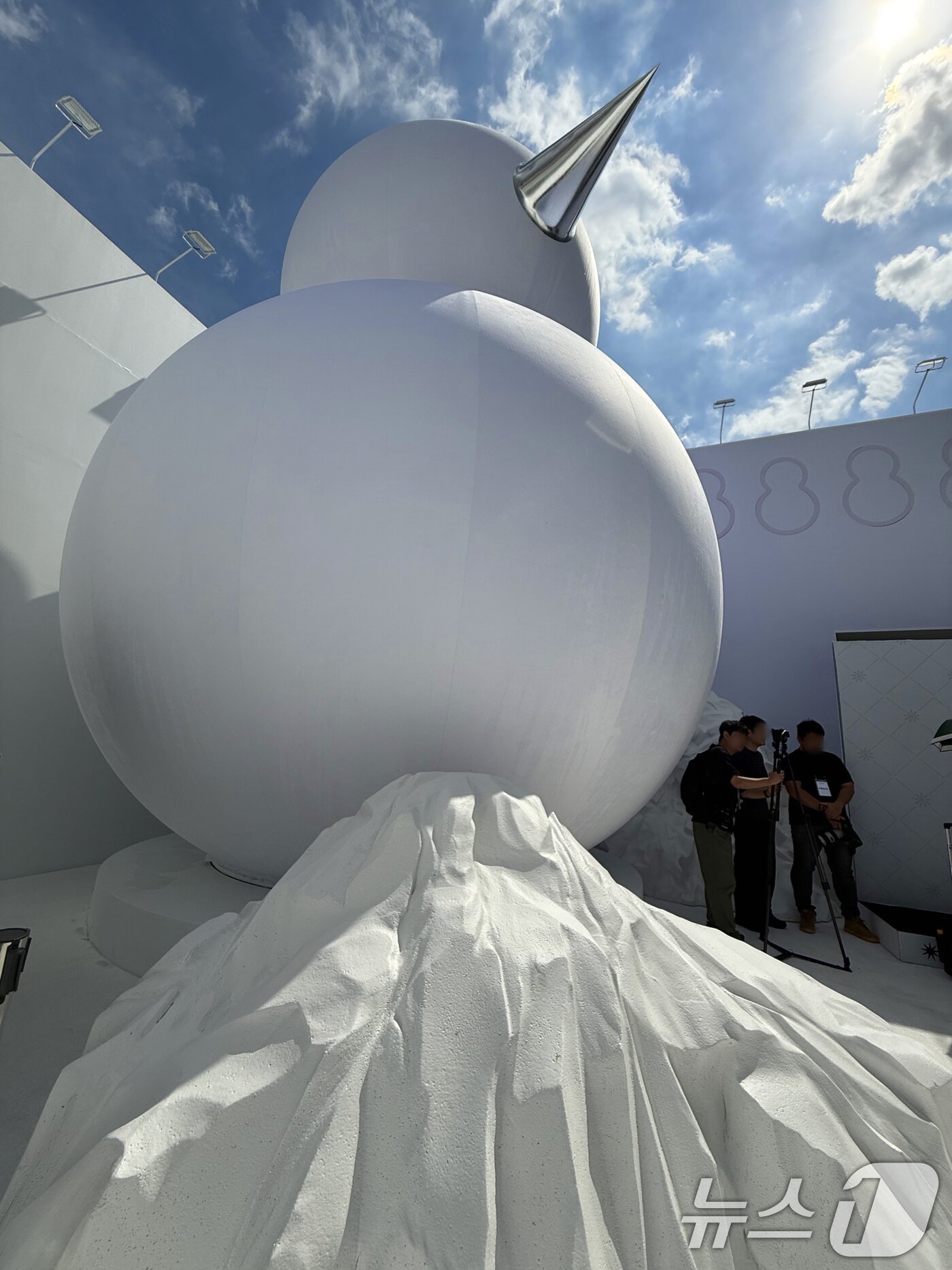 본문 이미지 - 29일 오전 서울 성동구 성수동 합문화공간 XYZ서울에서 열린 '한여름 속 한겨울' 팝업스토어 오픈 행사장 앞에 스노우맨을 상징하는 거대한 눈사람 조형물이 세워져 있다. ⓒ News1 권현진 기자