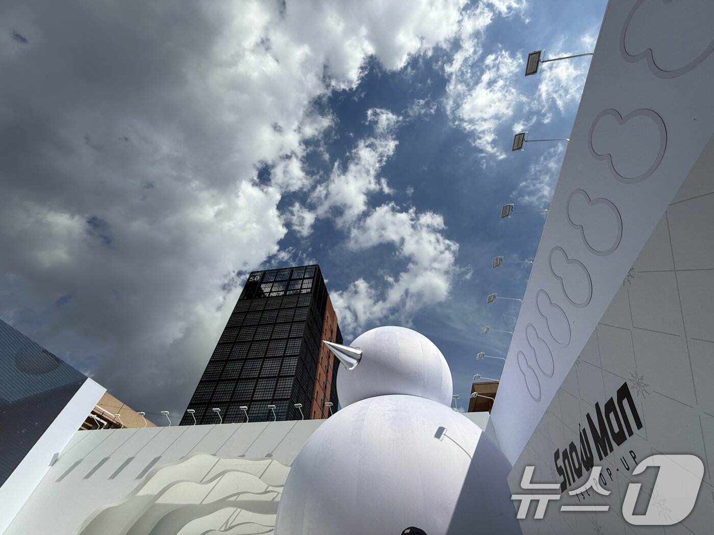 본문 이미지 - 29일 오전 서울 성동구 성수동 합문화공간 XYZ서울에서 열린 '한여름 속 한겨울' 팝업스토어 오픈 행사장 앞에 눈사람(스노우맨) 조형물이 세워져 있다. ⓒ News1 권현진 기자