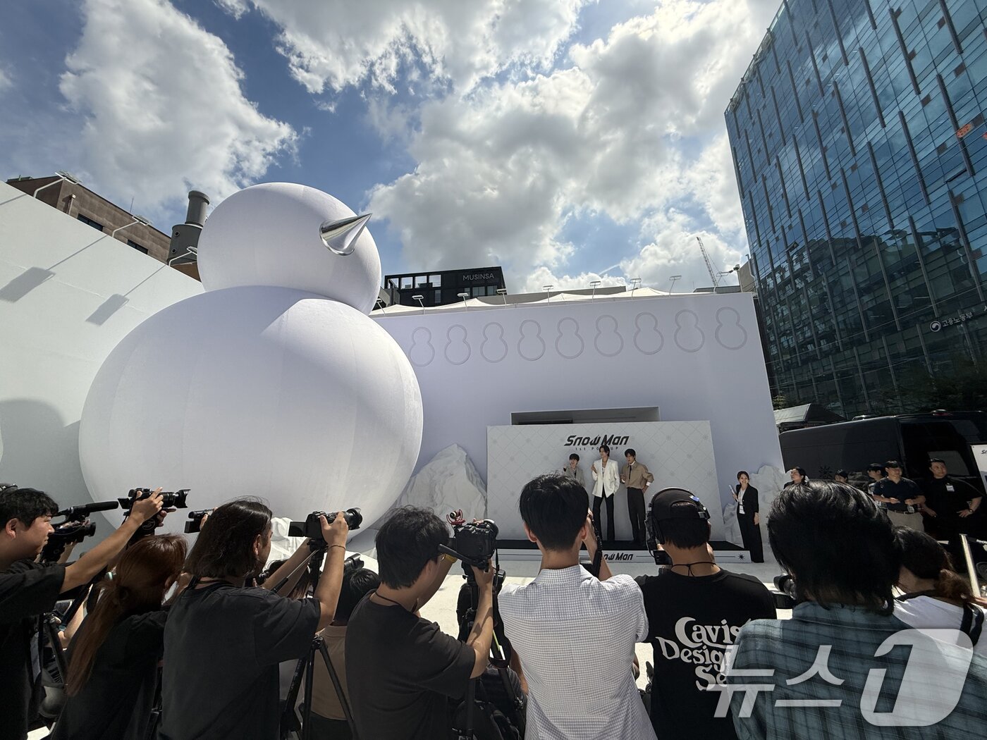 본문 이미지 - ‘일본 국민 아이돌’ 스노우맨(Snow Man) 후카자와 타츠야(왼쪽부터)와 라울, 메구로 렌이 29일 오전 서울 성동구 성수동에서 열린 '한여름 속 한겨울' 팝업스토어 오픈 행사에 참석해 포즈를 취하고 있다. ⓒ News1 권현진 기자