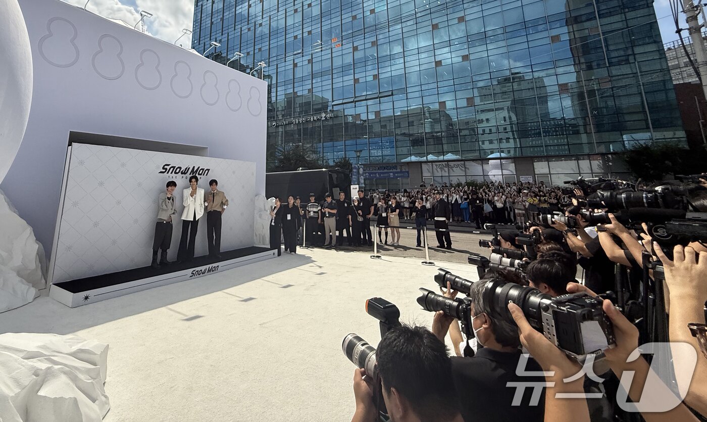 본문 이미지 - ‘일본 국민 아이돌’ 스노우맨(Snow Man) 수카자와 타츠야(왼쪽부터)와 라울, 메구로 렌이 29일 오전 서울 성동구 성수동에서 열린 '한여름 속 한겨울' 팝업스토어 오픈 행사에 참석해 포즈를 취하고 있다. ⓒ News1 권현진 기자