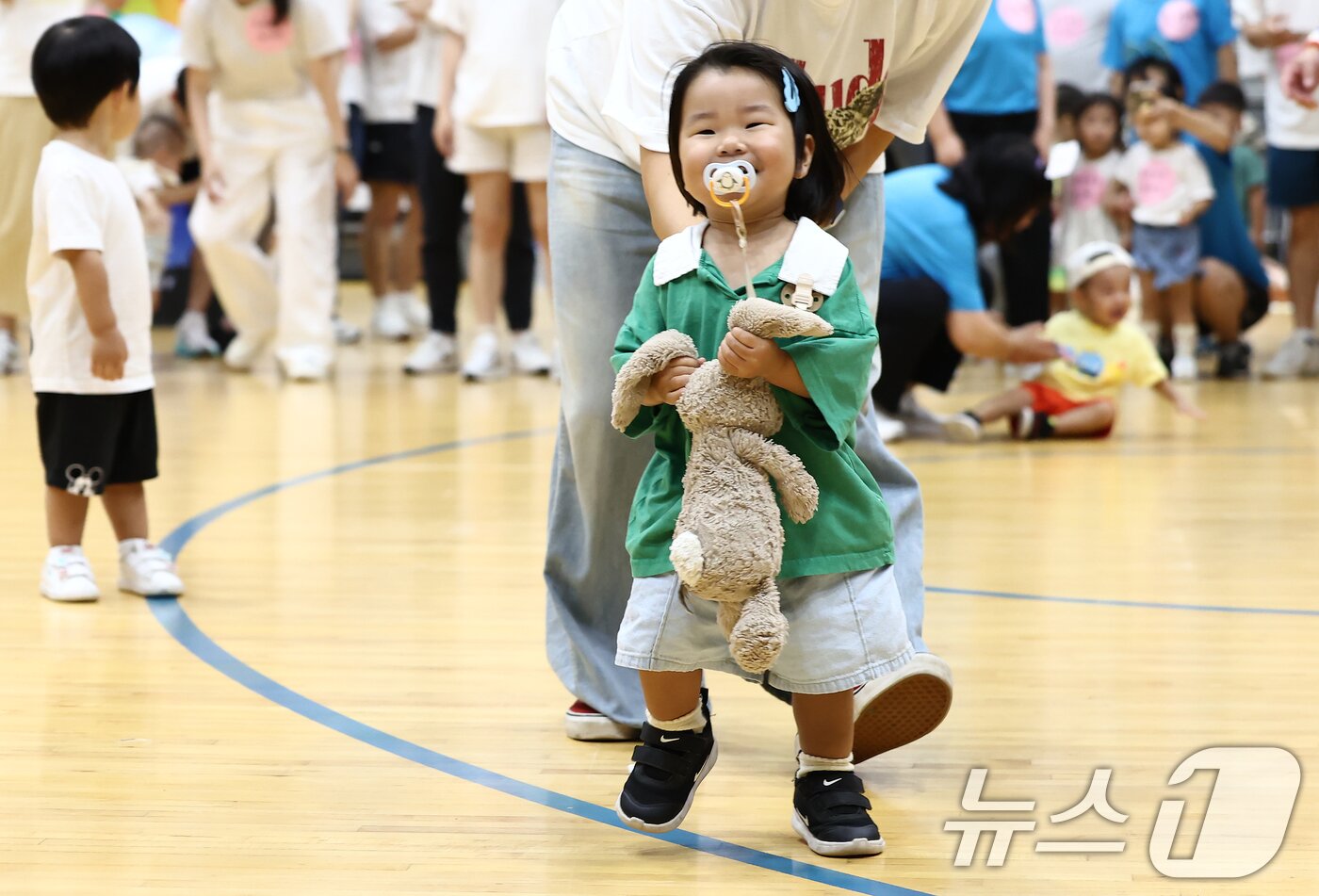본문 이미지 - 29일 성남 중원구 성남실내체육관에서 열린 '제2회 아장아장 운동회'에 참가한 어린이들이 달리기를 하고 있다. 2025.8.29/뉴스1 ⓒ News1 김민지 기자