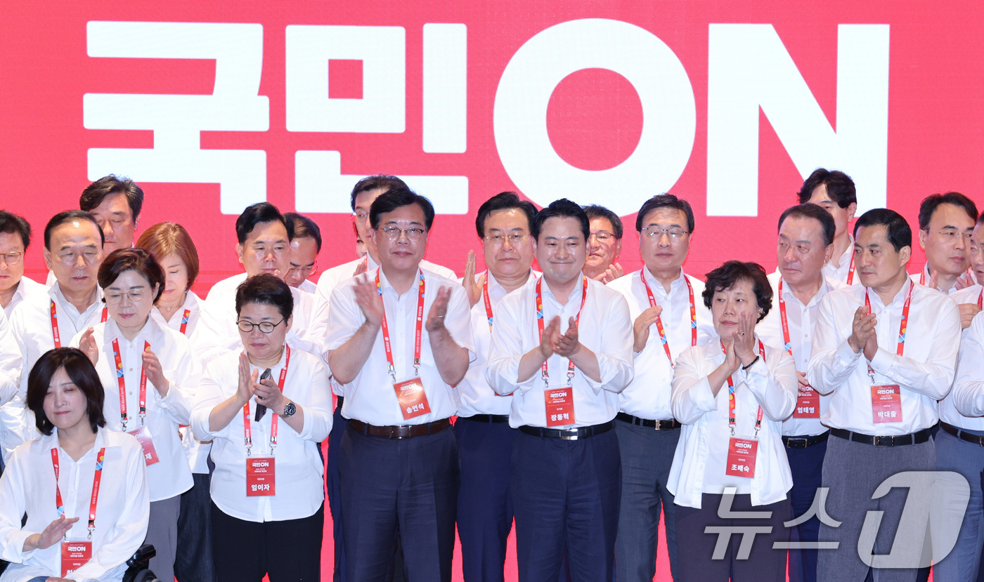 (인천=뉴스1) 신웅수 기자 = 장동혁 대표를 비롯한 국민의힘 의원들이 29일 오전 인천 중구 인천국제공항공사 인재개발원에서 열린 국민의힘 연찬회에서 결의문을 발표한 후 손뼉을 치 …