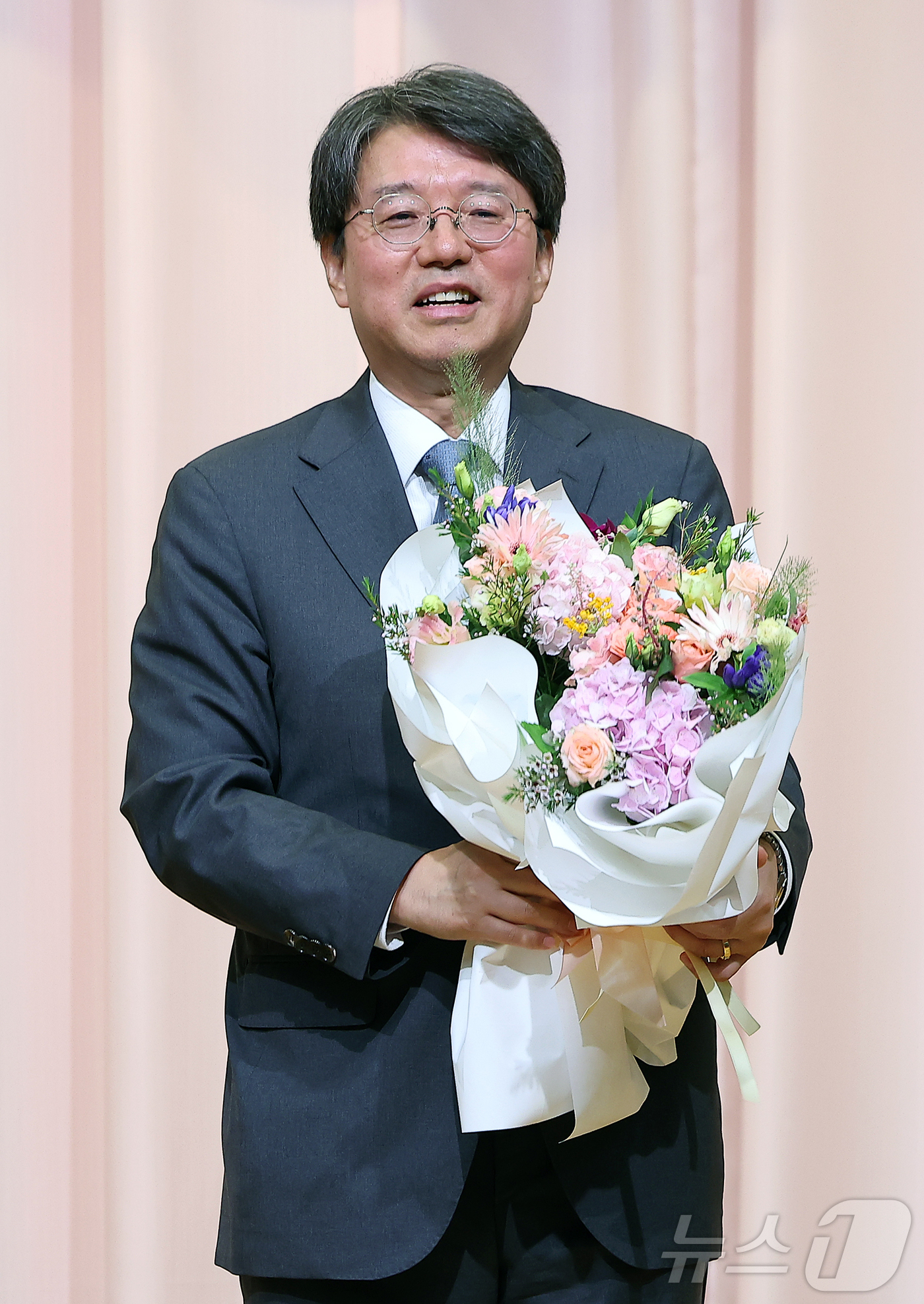 (서울=뉴스1) 김진환 기자 = 김정원 헌법재판소 사무처장이 29일 오전 서울 종로구 재동 헌법재판소 대강당에서 열린 퇴임식에서 직원들에게 꽃다발을 받은 뒤 미소를 짓고 있다. 2 …