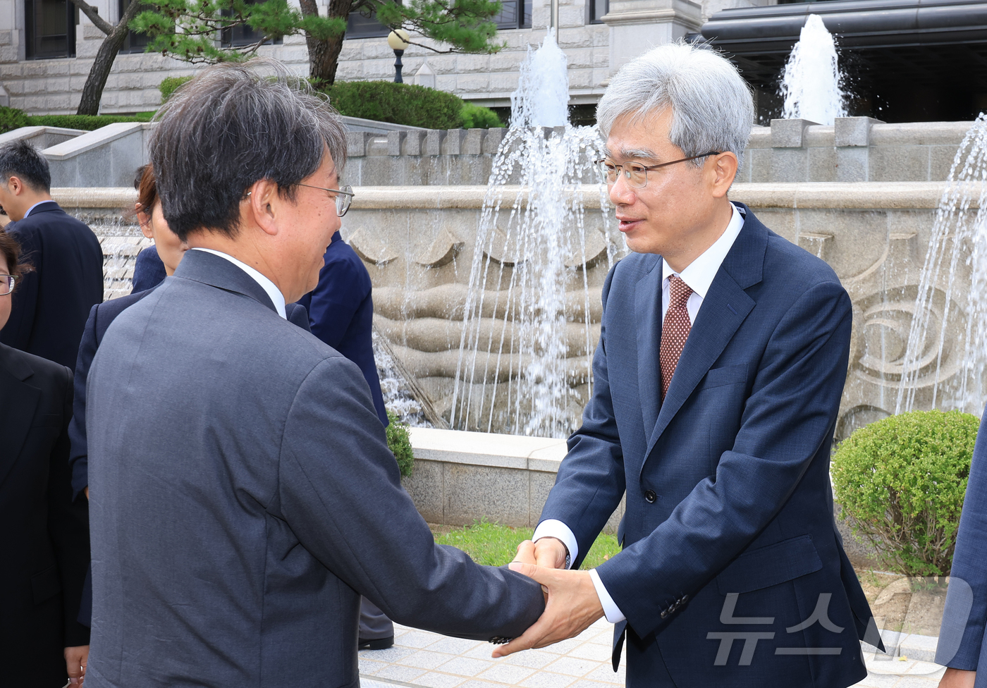(서울=뉴스1) 김진환 기자 = 김정원 헌법재판소 사무처장과 김상환 헌법재판소장이 29일 오전 서울 종로구 재동 헌법재판소 대강당에서 열린 퇴임식을 마친 뒤 인사를 하고 있다. 2 …