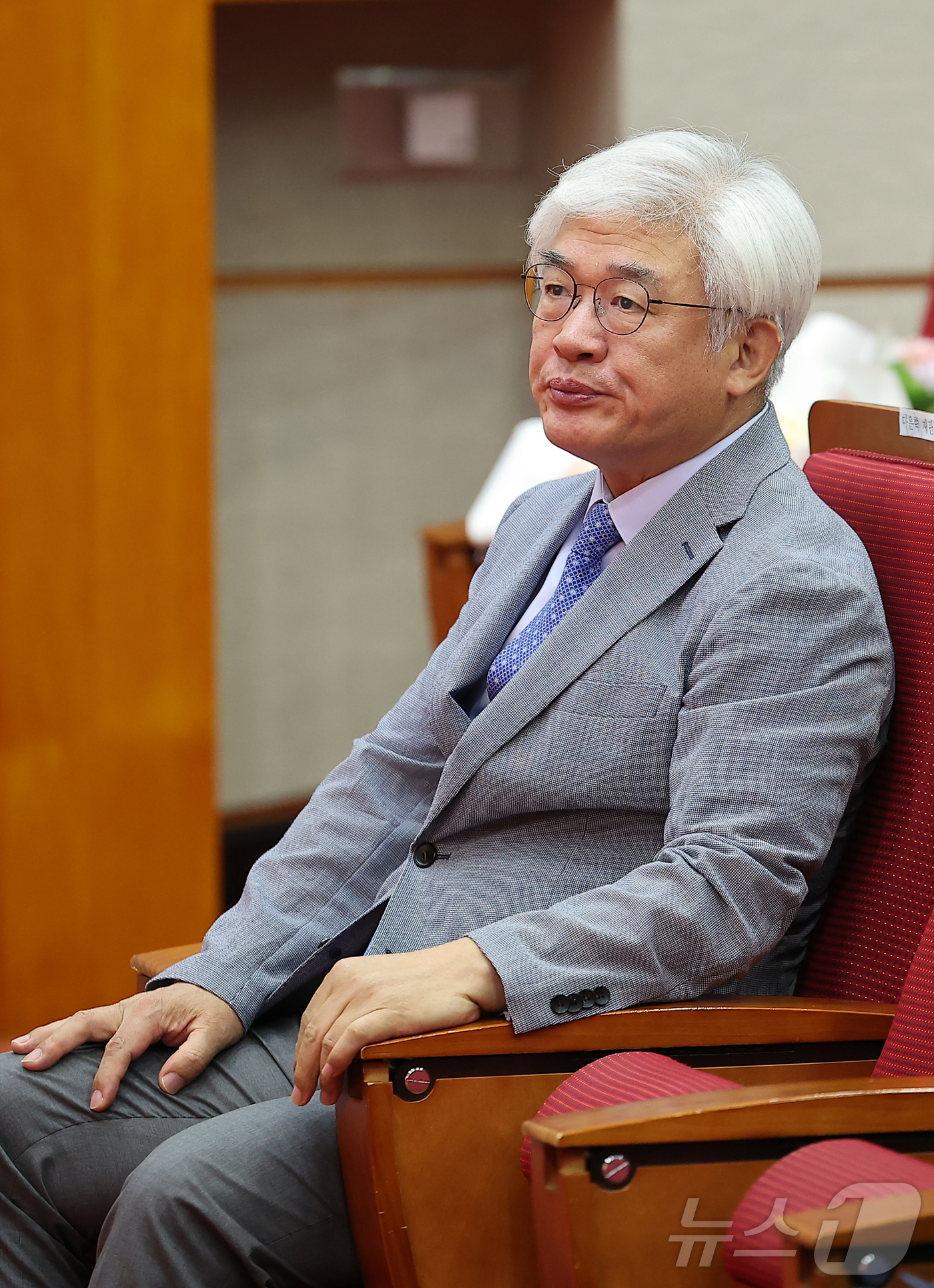 (서울=뉴스1) 김진환 기자 = 마은혁 헌법재판소 재판관이 29일 오전 서울 종로구 재동 헌법재판소 대강당에서 열린 김정원 헌법재판소 사무처장 퇴임식에 참석하고 있다. 2025.8 …