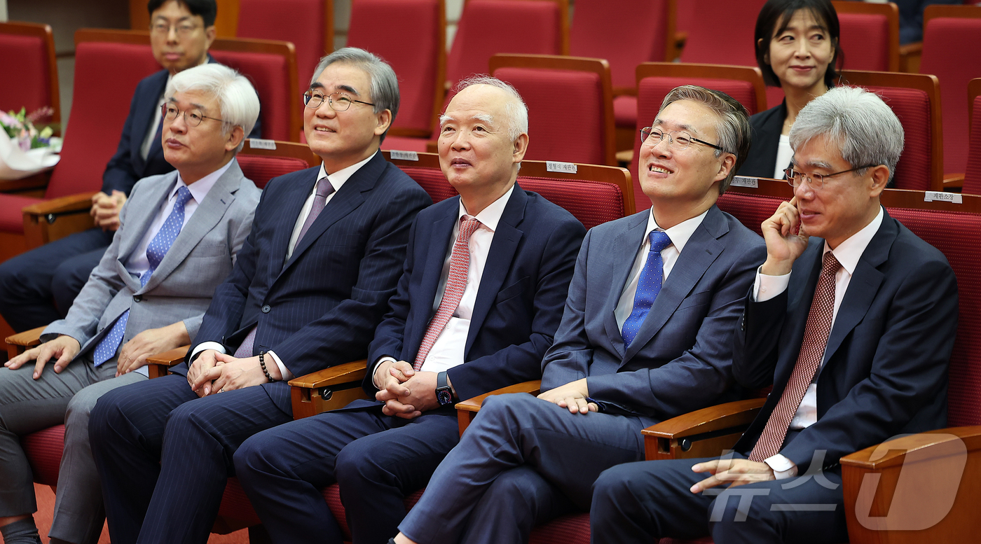 (서울=뉴스1) 김진환 기자 = 김상환 헌법재판소 소장(왼쪽)을 비롯한 헌법재판관들이 29일 오전 서울 종로구 재동 헌법재판소 대강당에서 열린 김정원 헌법재판소 사무처장 퇴임식에 …