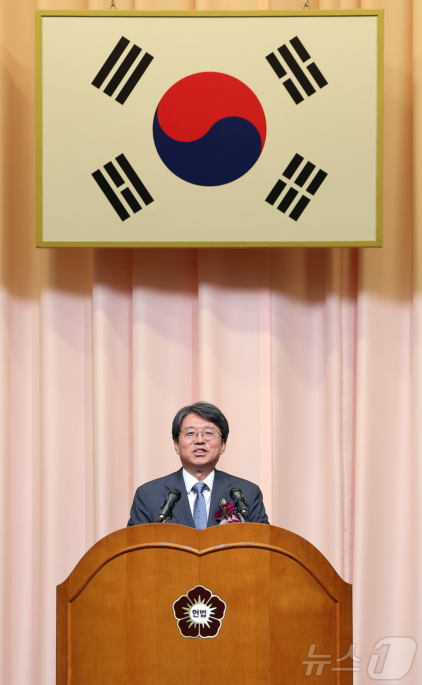 (서울=뉴스1) 김진환 기자 = 김정원 헌법재판소 사무처장이 29일 오전 서울 종로구 재동 헌법재판소 대강당에서 열린 퇴임식에서 퇴임사를 하고 있다. 2025.8.29/뉴스1