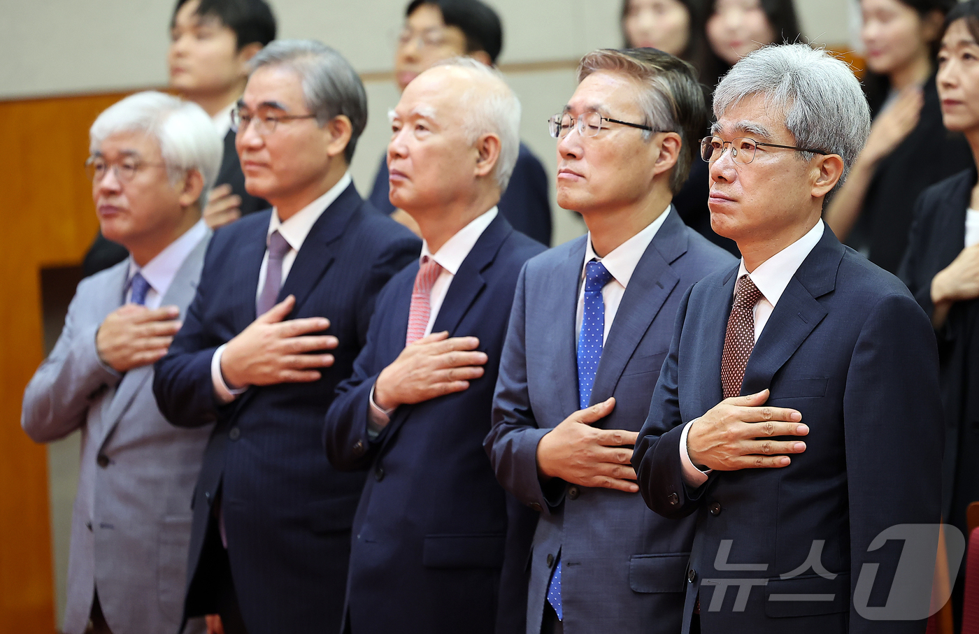 (서울=뉴스1) 김진환 기자 = 정정미 헌법재판소 재판관(왼쪽부터),  29일 오전 서울 종로구 재동 헌법재판소 대강당에서 열린 김정원 헌법재판소 사무처장 퇴임식에 참석해 국민의례 …