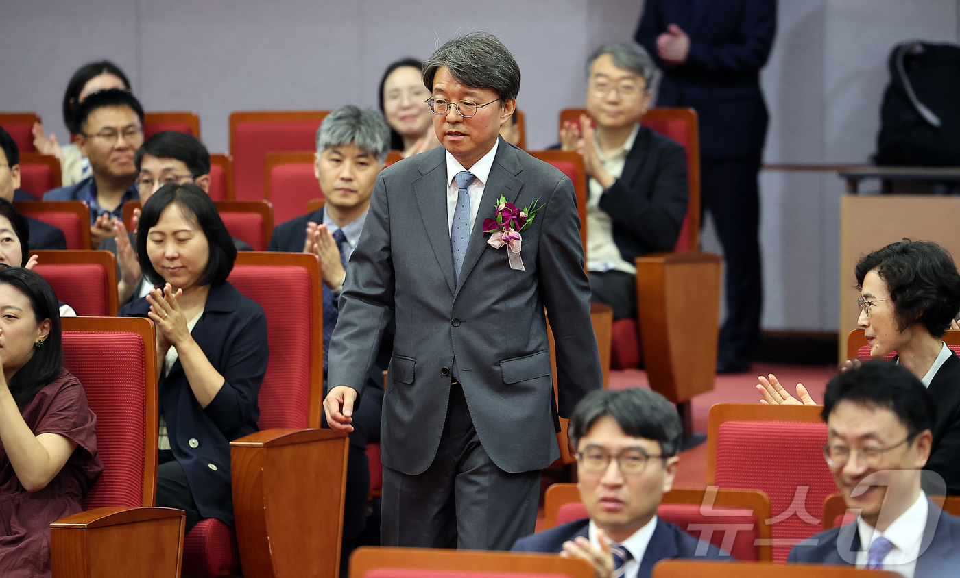 (서울=뉴스1) 김진환 기자 = 김정원 헌법재판소 사무처장이 29일 오전 서울 종로구 재동 헌법재판소 대강당에서 열린 퇴임식에 참석하고 있다. 2025.8.29/뉴스1