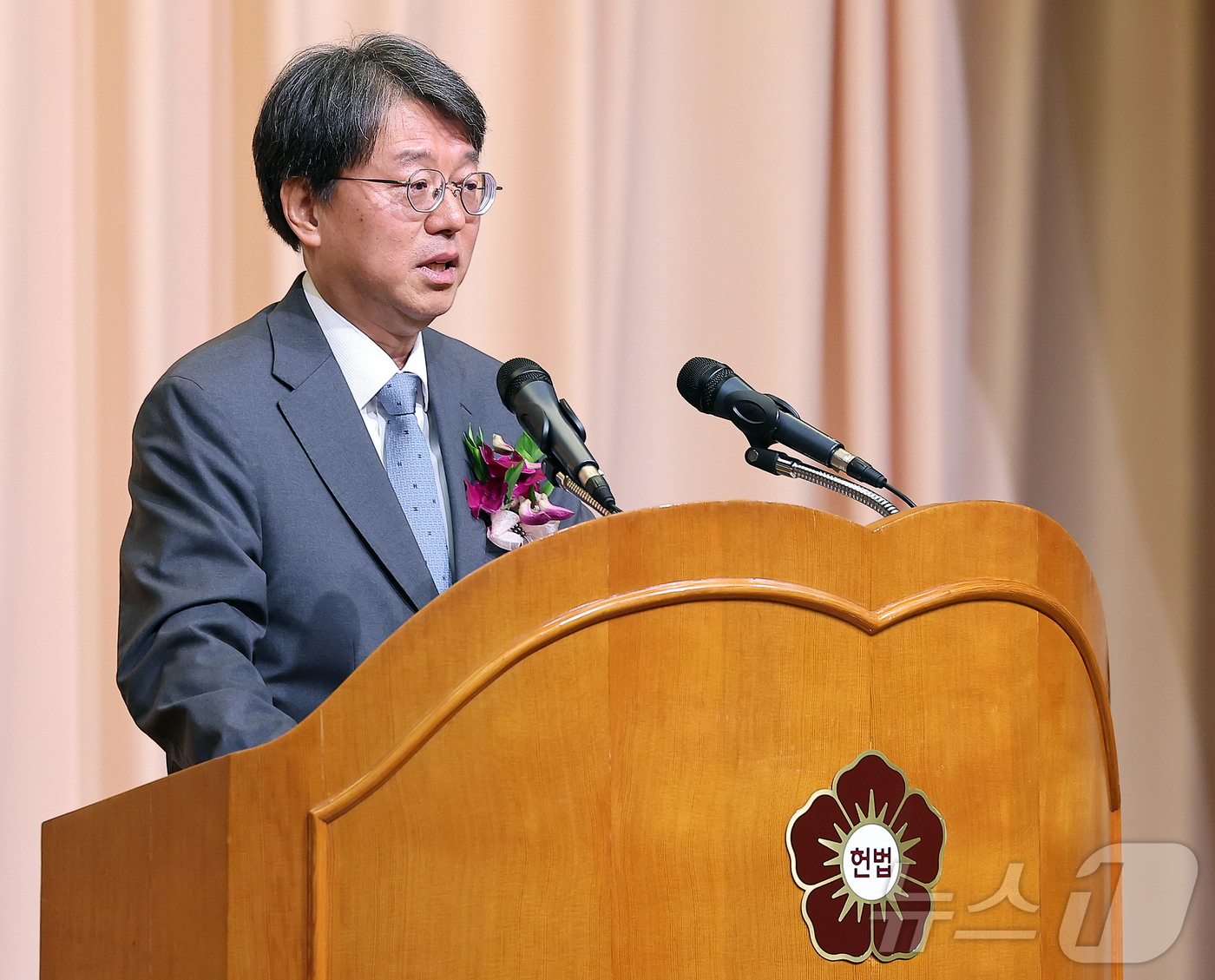 (서울=뉴스1) 김진환 기자 = 김정원 헌법재판소 사무처장이 29일 오전 서울 종로구 재동 헌법재판소 대강당에서 열린 퇴임식에서 퇴임사 중 눈물을 닦고 있다. 2025.8.29/뉴 …