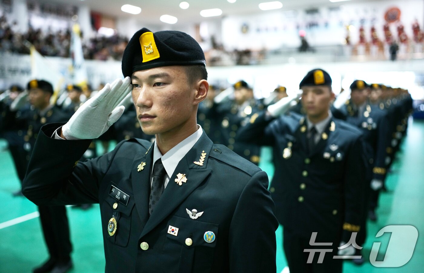 본문 이미지 - 29일 오전 경기 광주시 육군 특수전학교에서 열린 &#39;특전부사관 260기 임관식&#39;에서 신임 특전부사관들이 경례를 하고 있다. 2025.8.29/뉴스1 ⓒ News1 김영운 기자