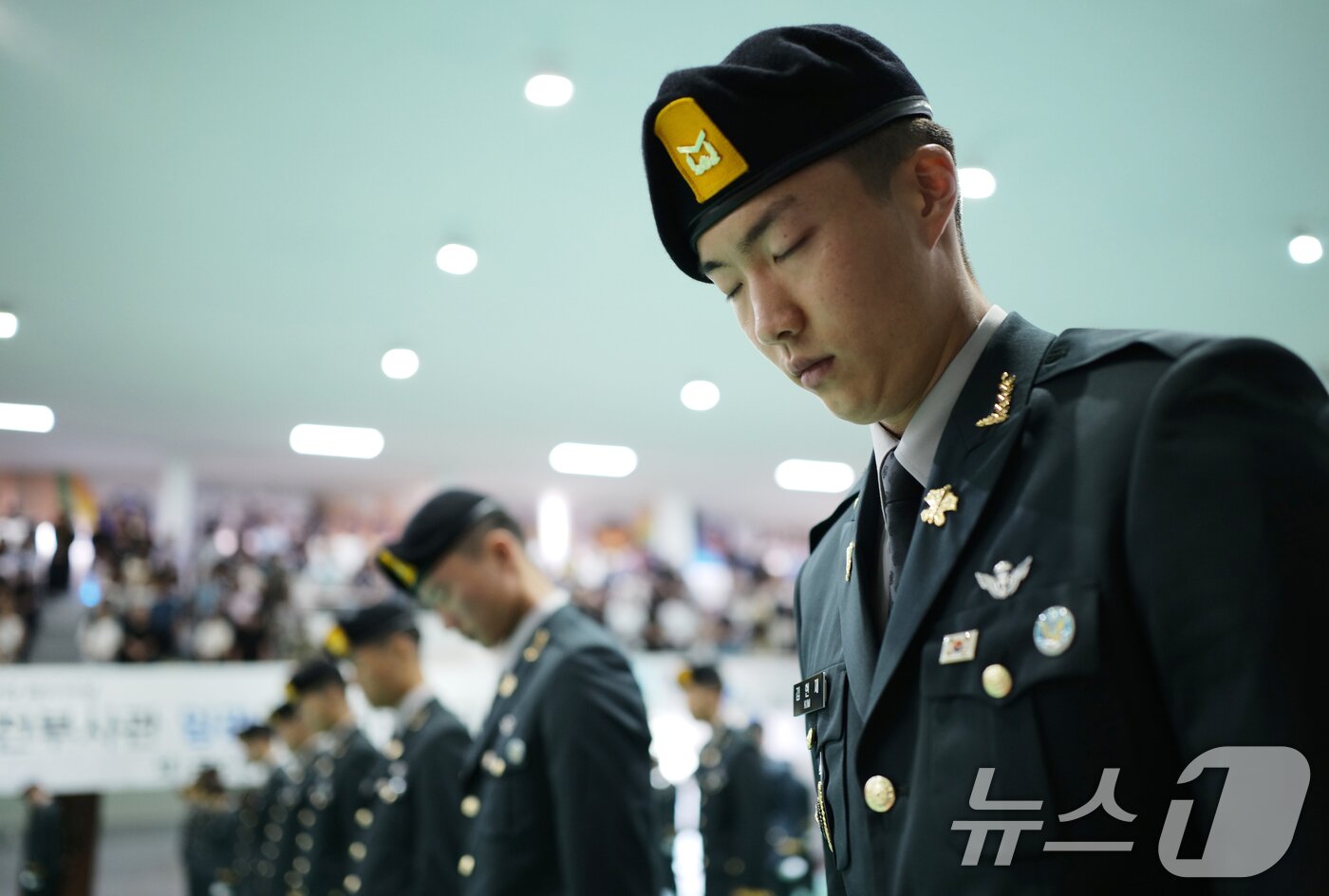 본문 이미지 - 29일 오전 경기 광주시 육군 특수전학교에서 열린 &#39;특전부사관 260기 임관식&#39;에서 신임 특전부사관들이 묵념을 하고 있다. 2025.8.29/뉴스1 ⓒ News1 김영운 기자
