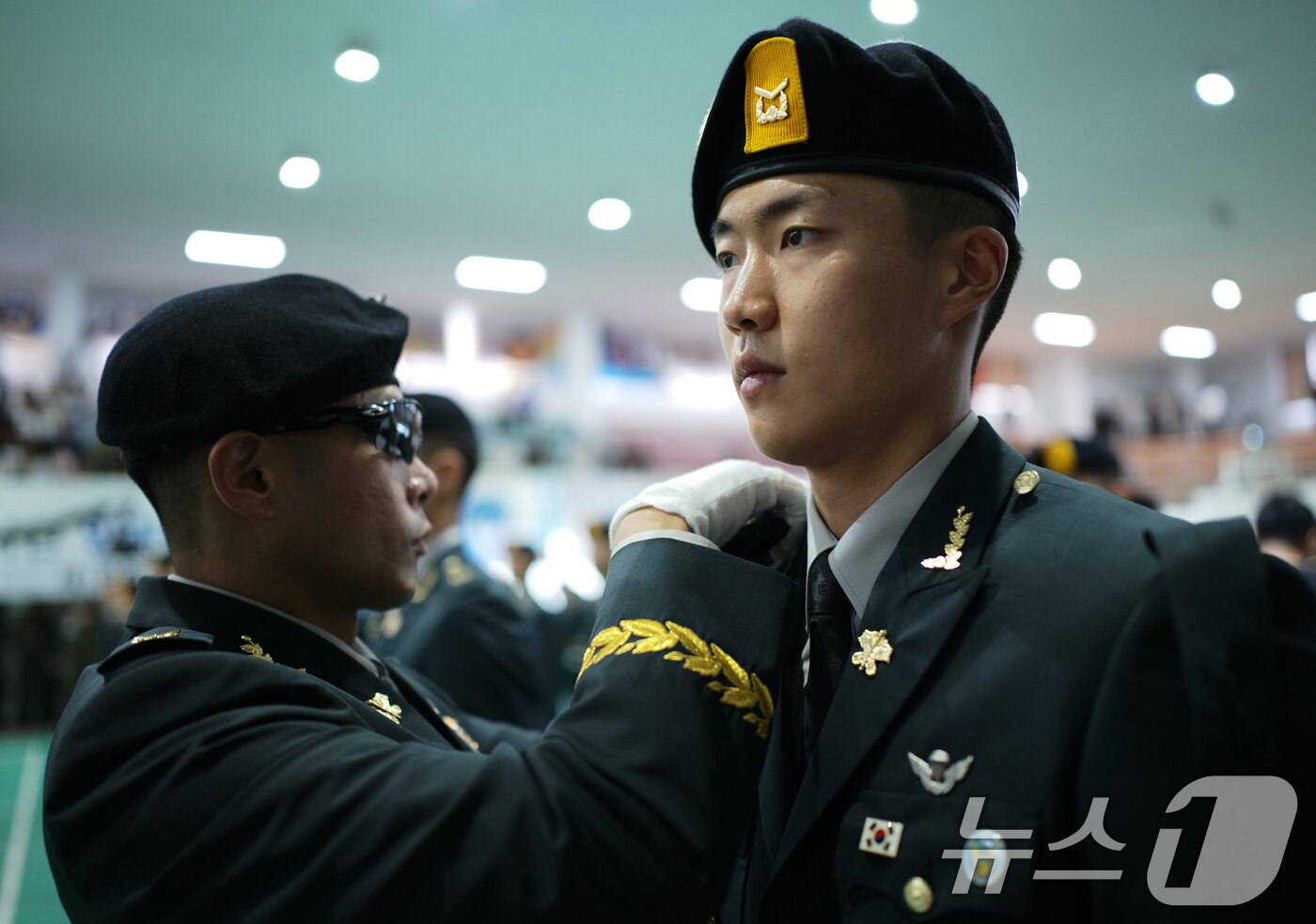 본문 이미지 - 29일 오전 경기 광주시 육군 특수전학교에서 열린 &#39;특전부사관 260기 임관식&#39;에서 훈육관이 신임 특전부사관에게 계급장을 수여하고 있다. 2025.8.29/뉴스1 ⓒ News1 김영운 기자