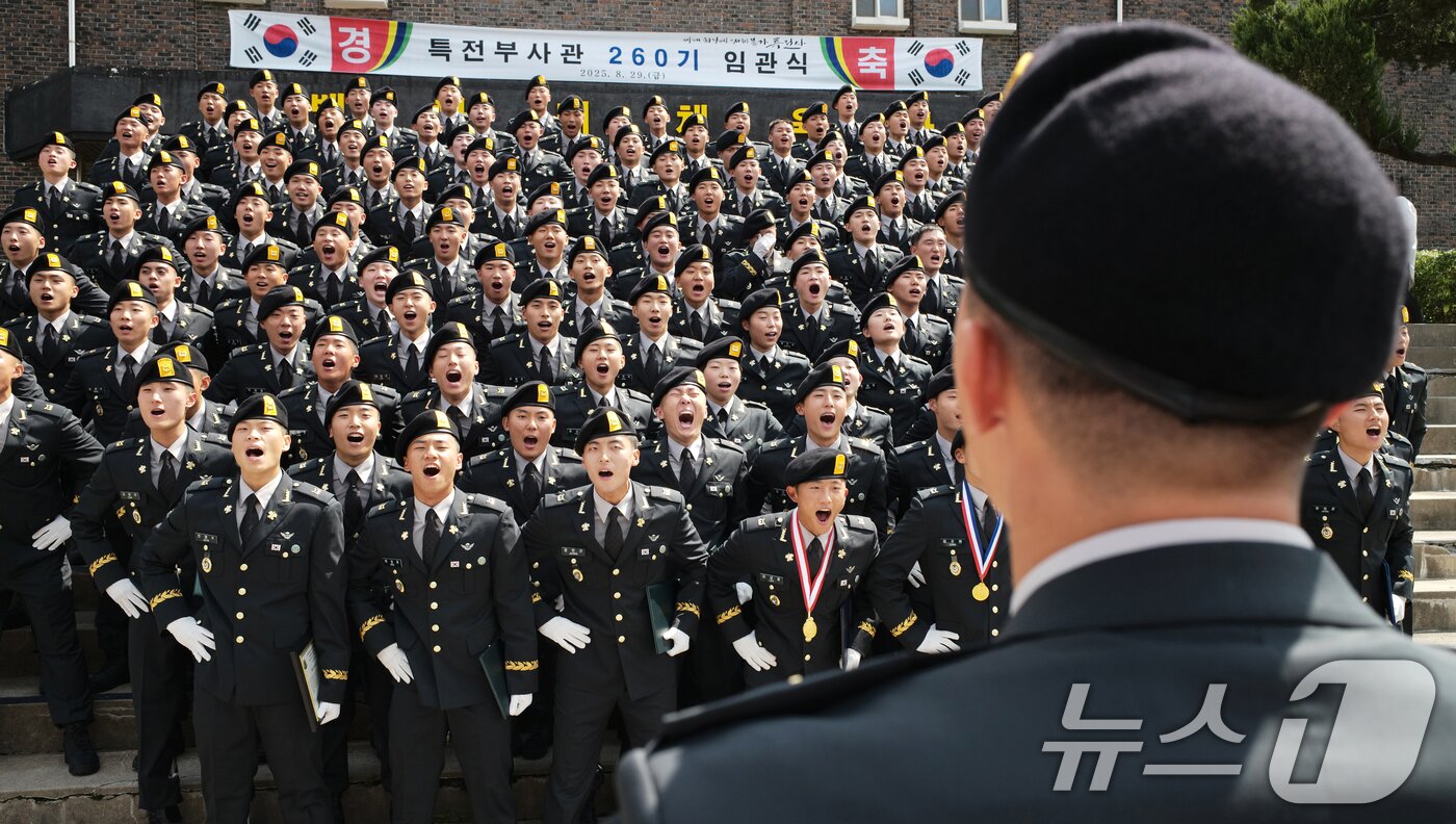 본문 이미지 - 29일 오전 경기 광주시 육군 특수전학교에서 열린 &#39;특전부사관 260기 임관식&#39;에서 신임 특전부사관들이 군가를 부르고 있다. 2025.8.29/뉴스1 ⓒ News1 김영운 기자