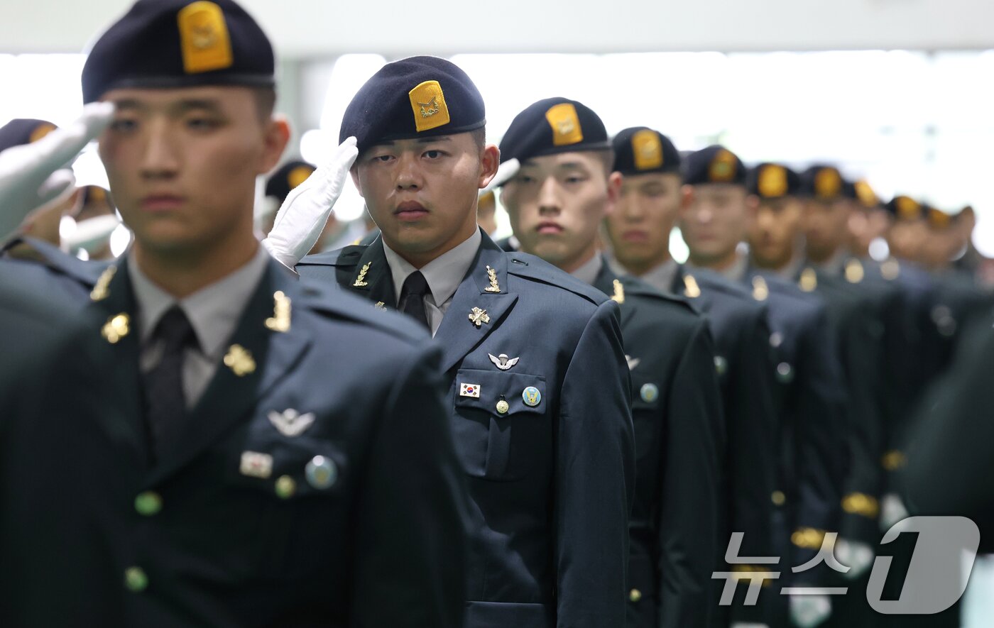 본문 이미지 - 29일 오전 경기 광주시 육군 특수전학교에서 열린 &#39;특전부사관 260기 임관식&#39;에서 신임 특전부사관들이 경례를 하고 있다. ⓒ News1 김영운 기자