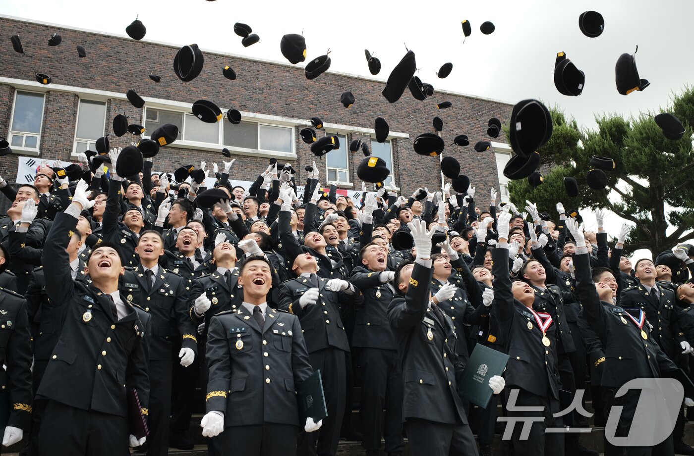 본문 이미지 - 29일 오전 경기 광주시 육군 특수전학교에서 열린 &#39;특전부사관 260기 임관식&#39;에서 신임 특전부사관들이 베레모를 던지고 있다. 2025.8.29/뉴스1 ⓒ News1 김영운 기자